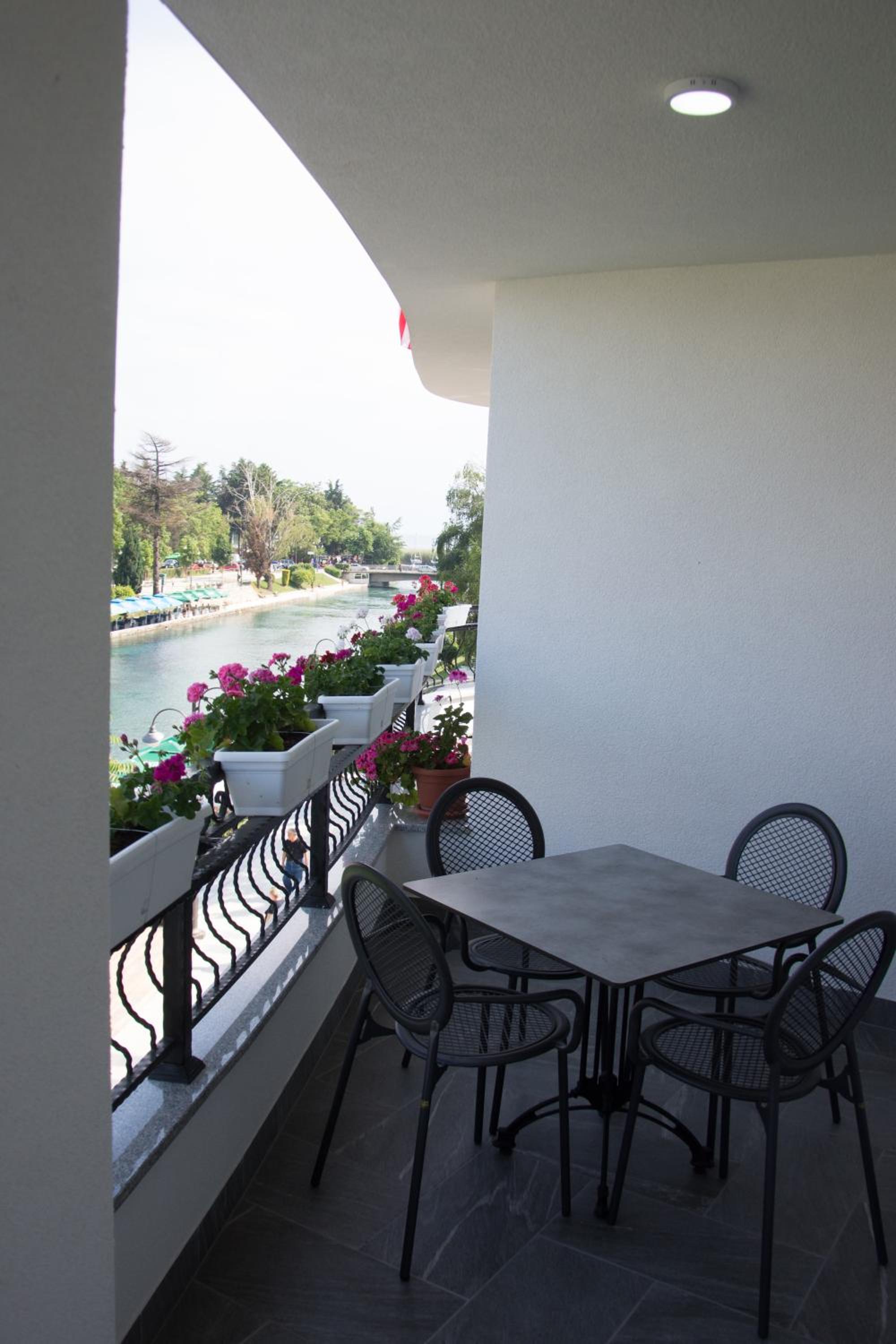 Deluxe Double or Twin Room with River View photo 2