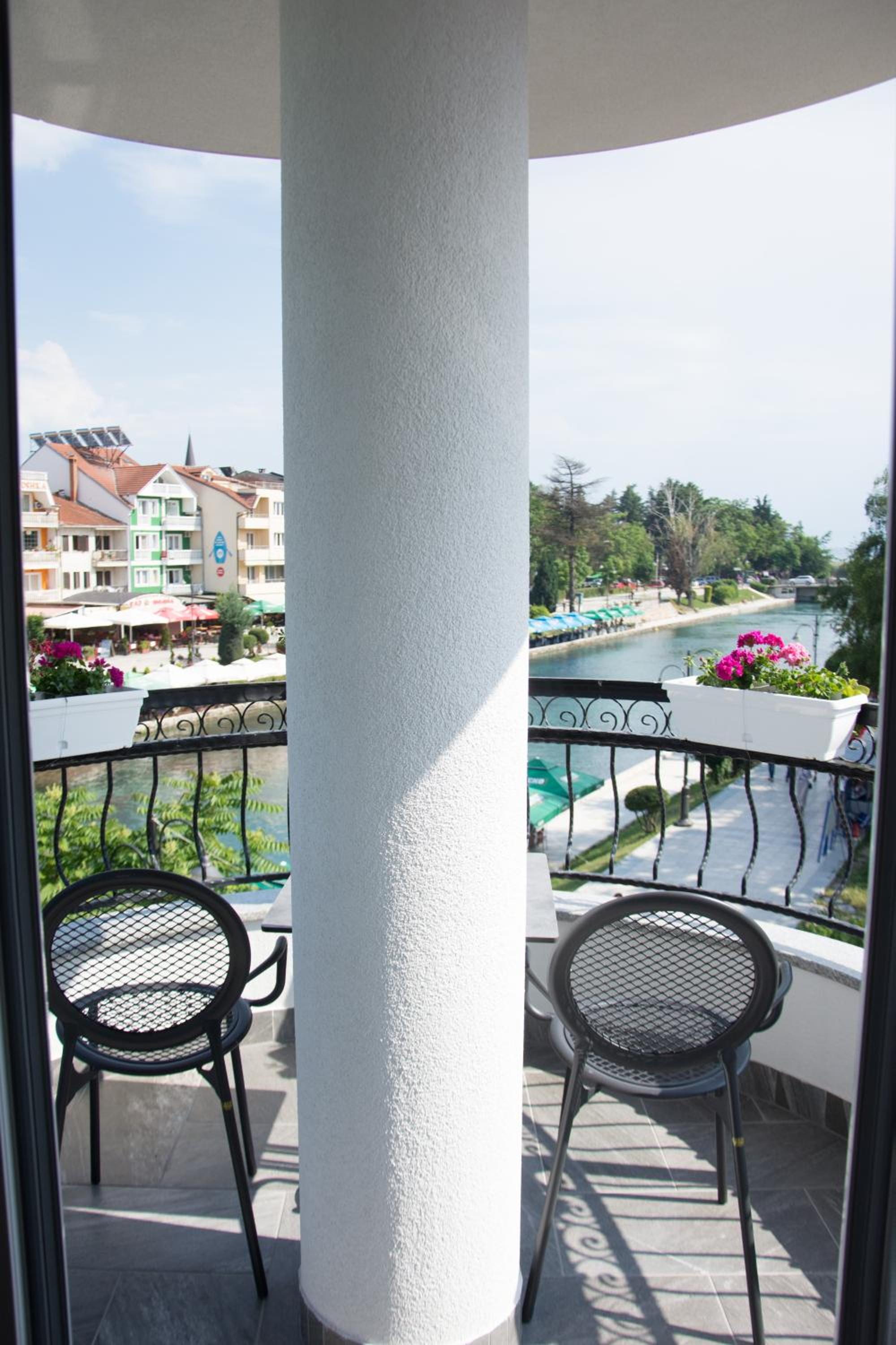 Deluxe Double Room with Balcony photo 3