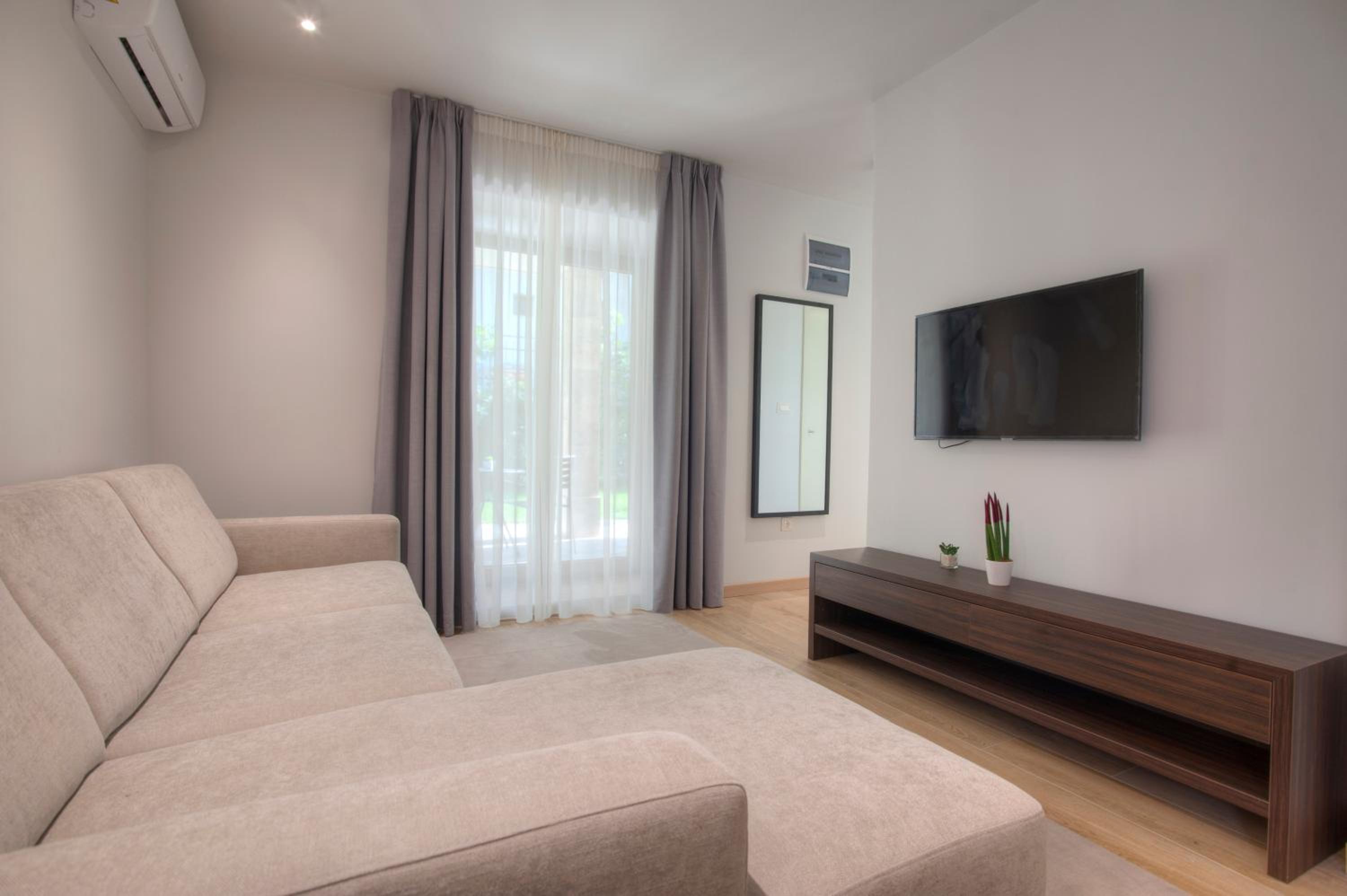 One-Bedroom Apartment - Photo 1