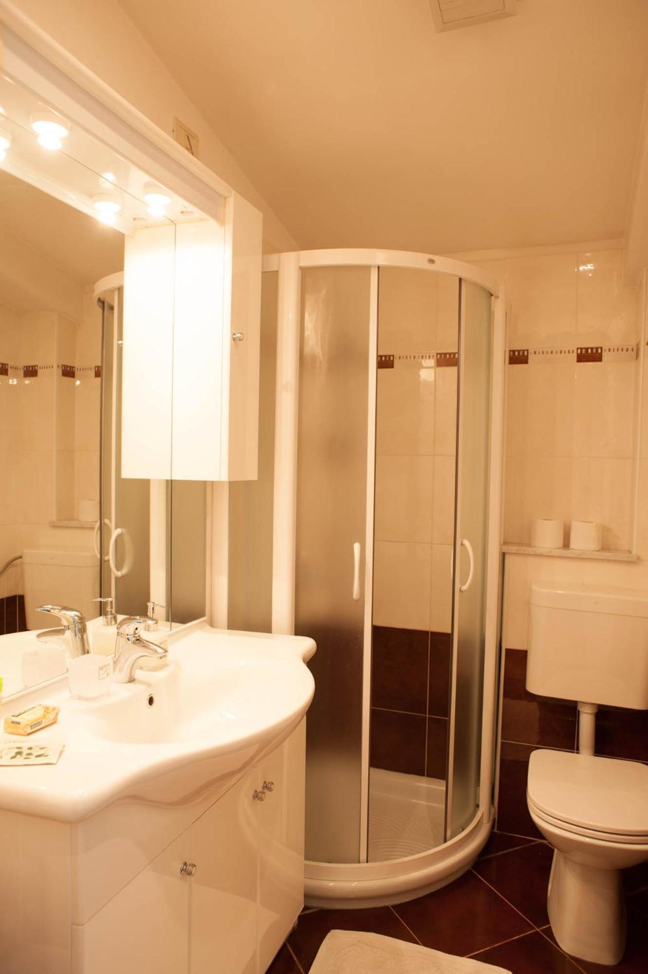 Double Room - Photo 9