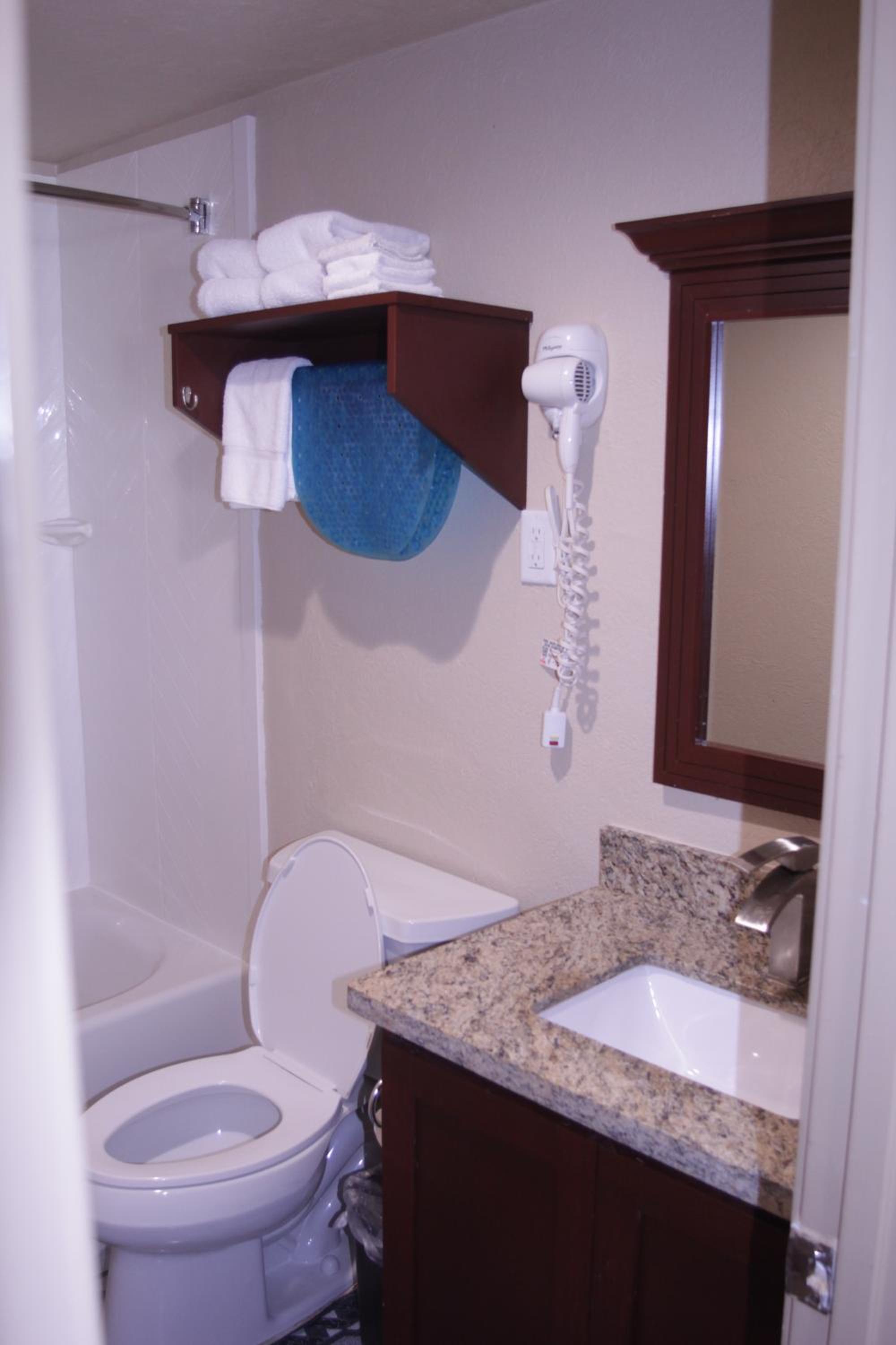 Room with Two Double Beds - Photo 5