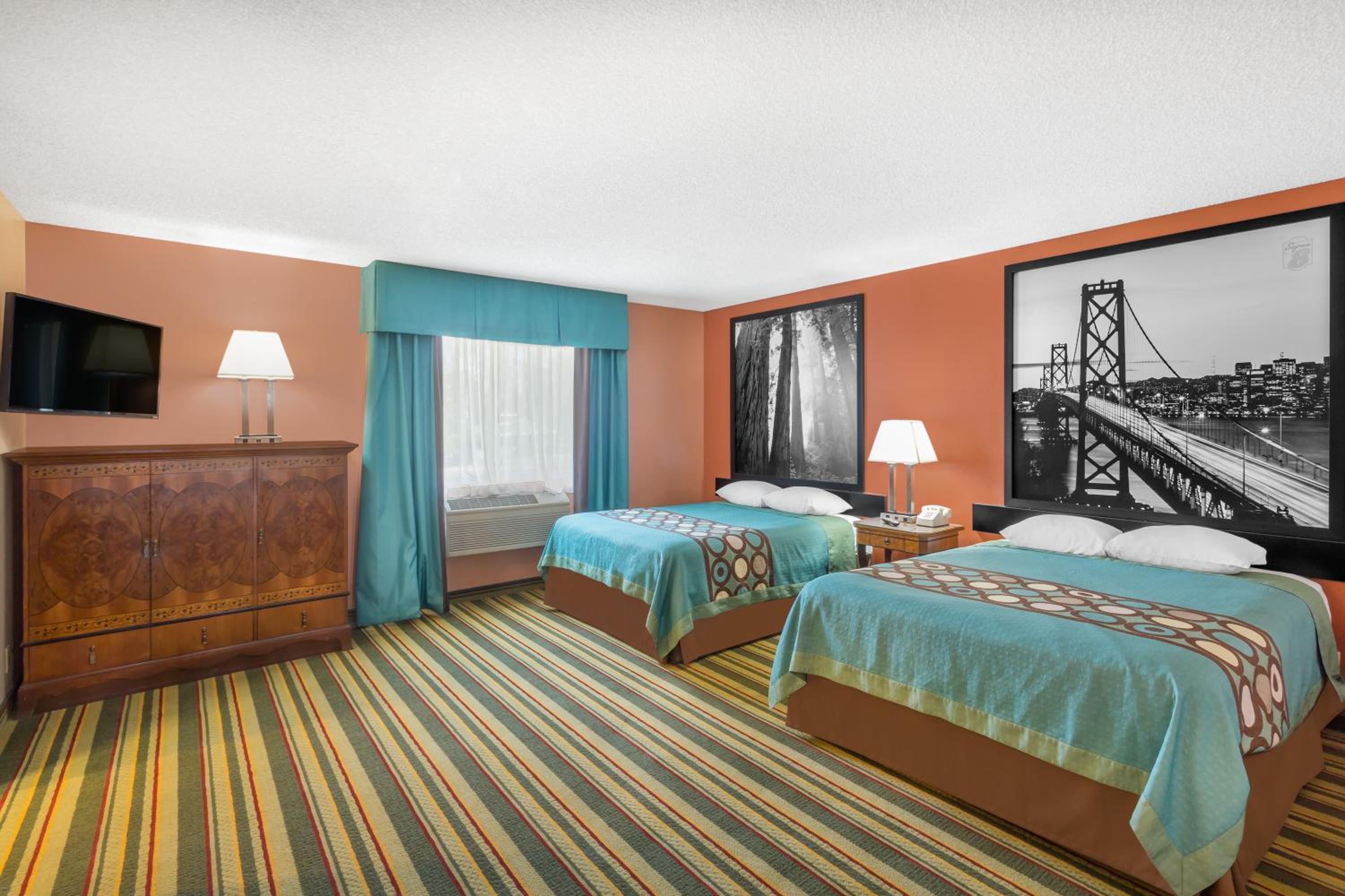 Queen Room with Two Queen Beds - Non-Smoking - Photo 2