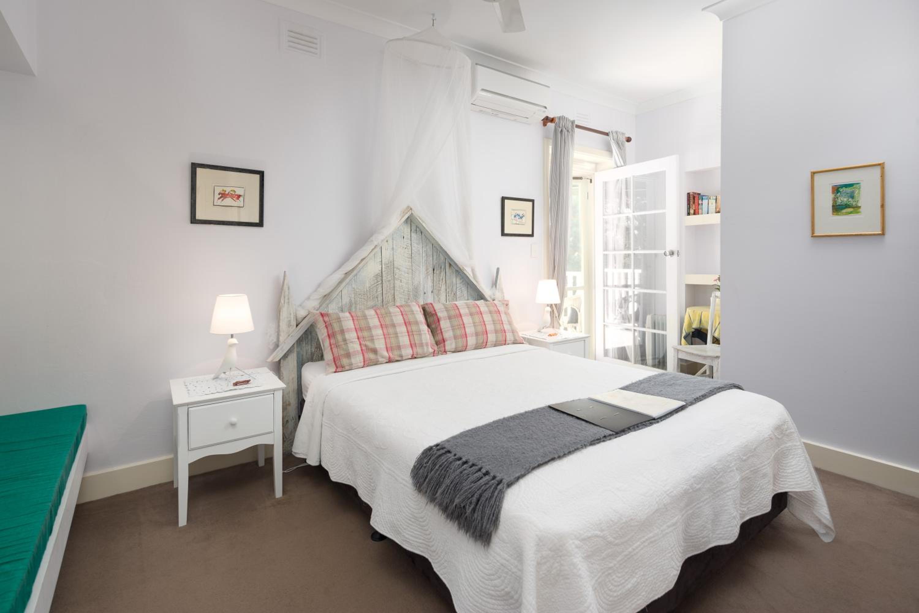 Deluxe Double Room With Balcony - Yackatoon