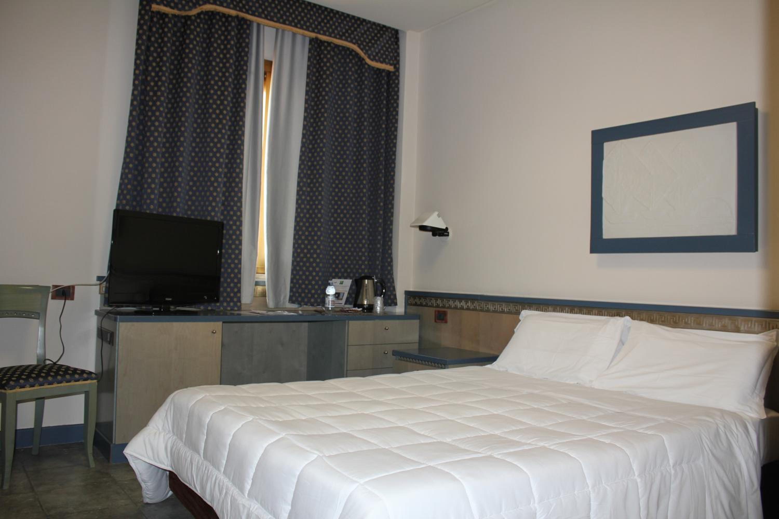 Standard Double Room - Photo 9