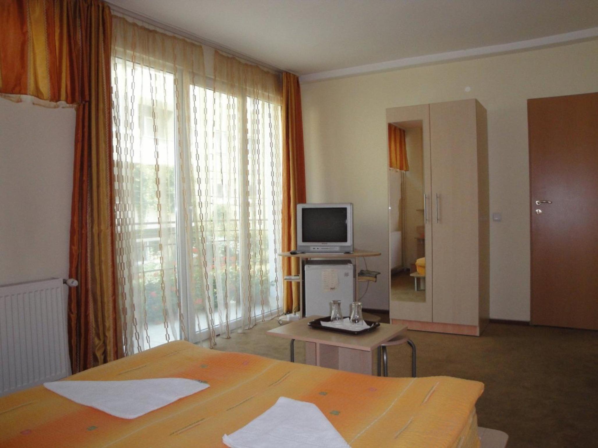 Double or Twin Room - Photo 8