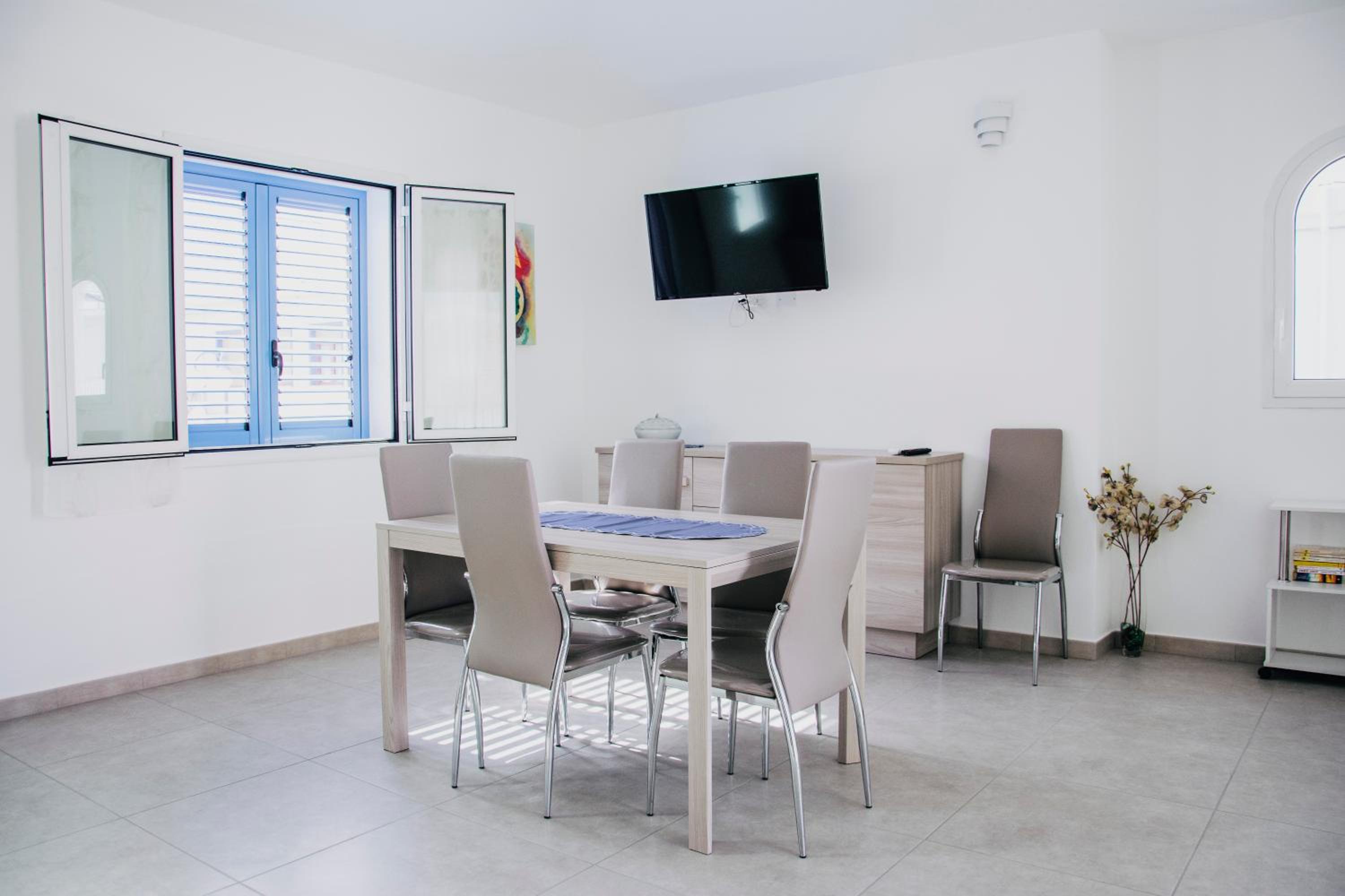 Three-Bedroom Apartment - Photo 4