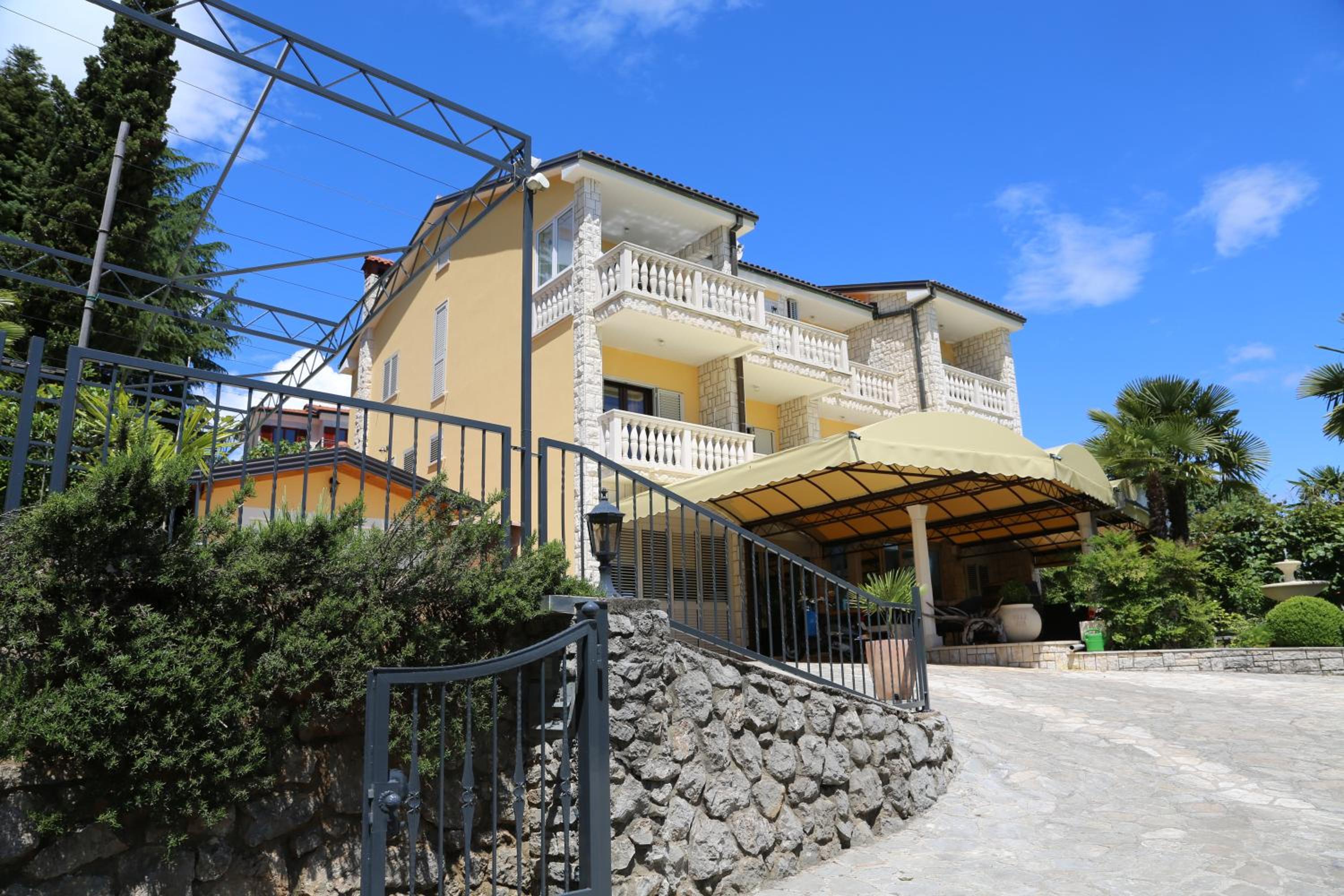Deluxe Double Room with Side Sea View photo 3