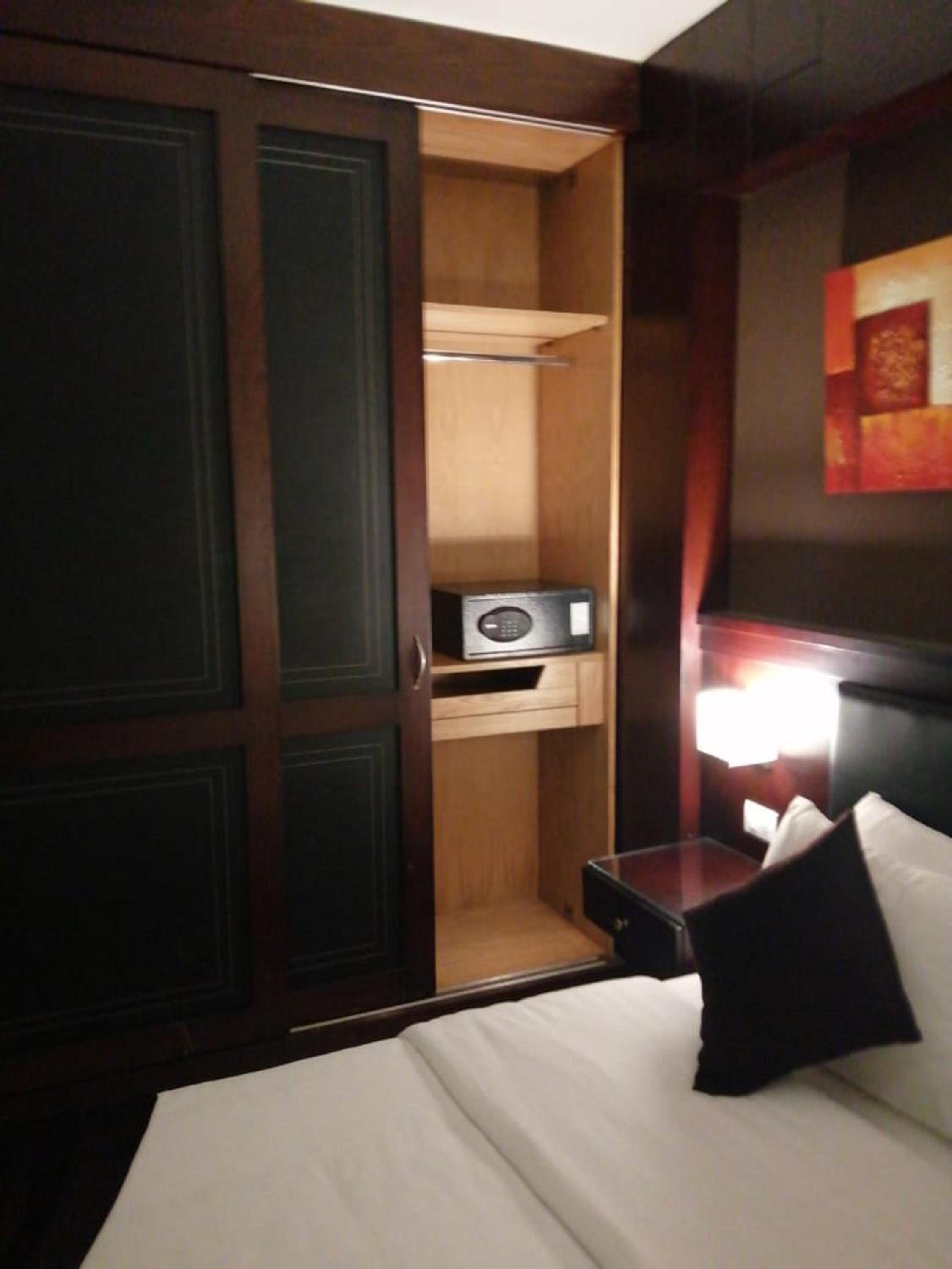 Junior Suite with Pool View photo 2