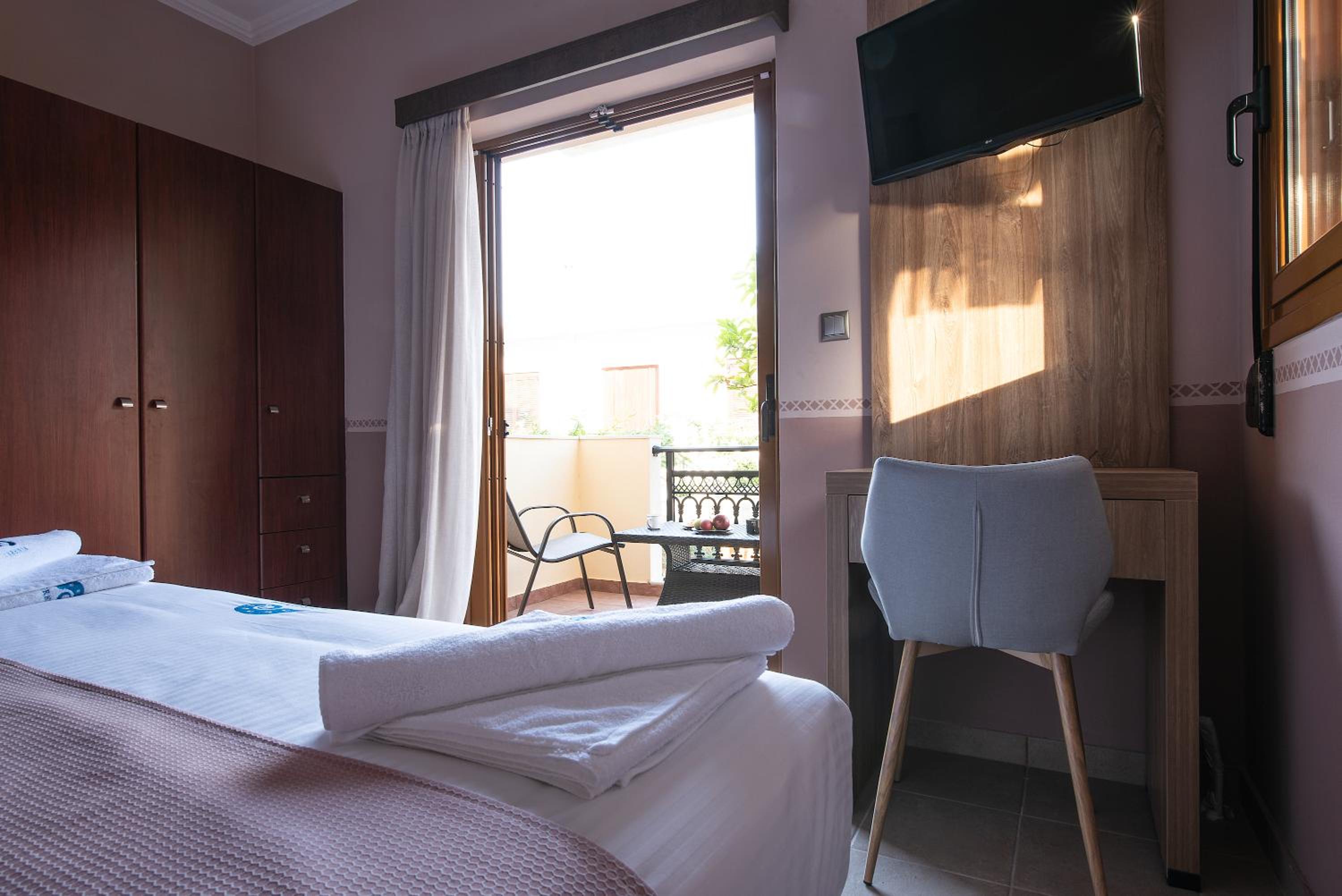 Suite with Balcony - Photo 6