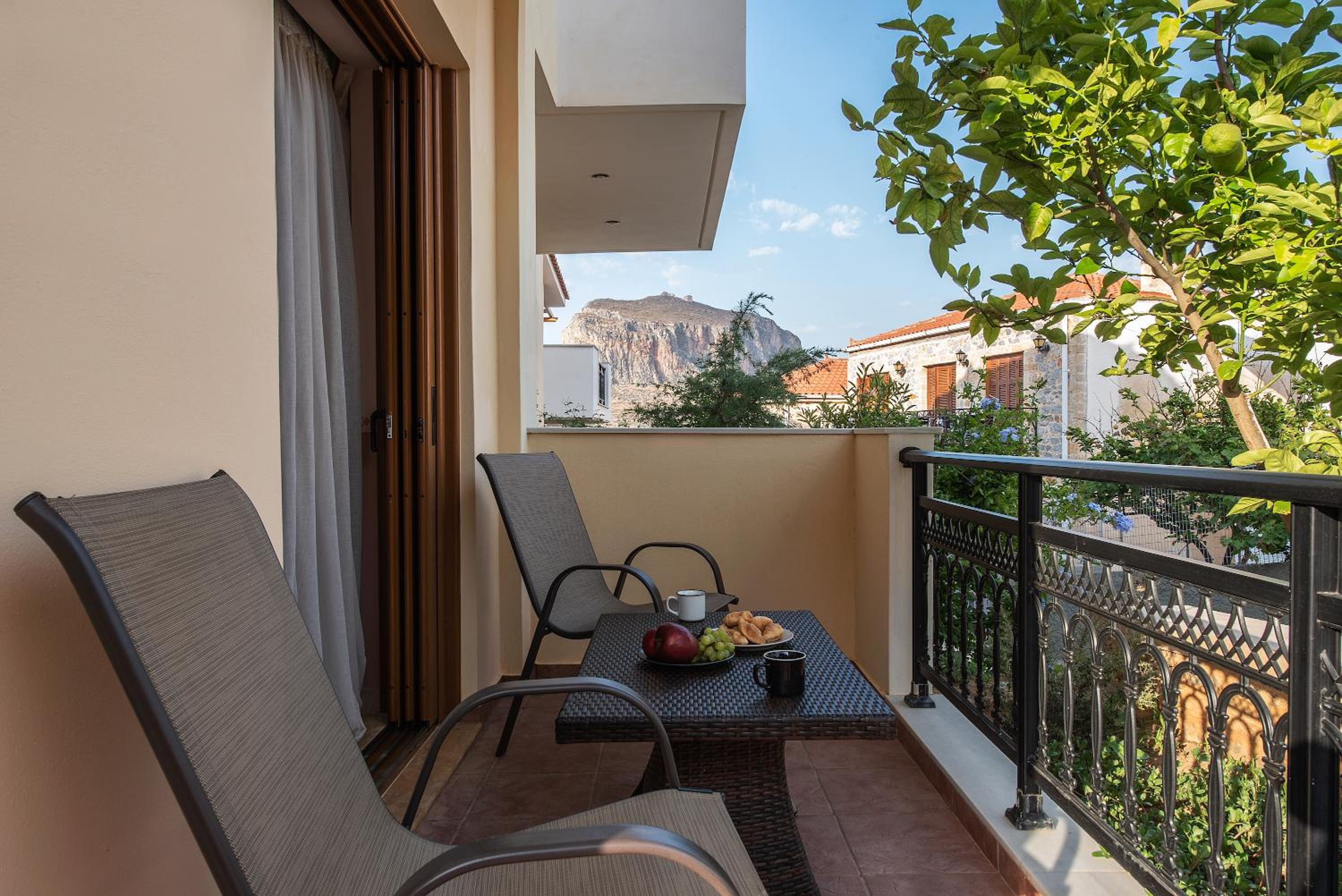 Suite with Balcony - Photo 9