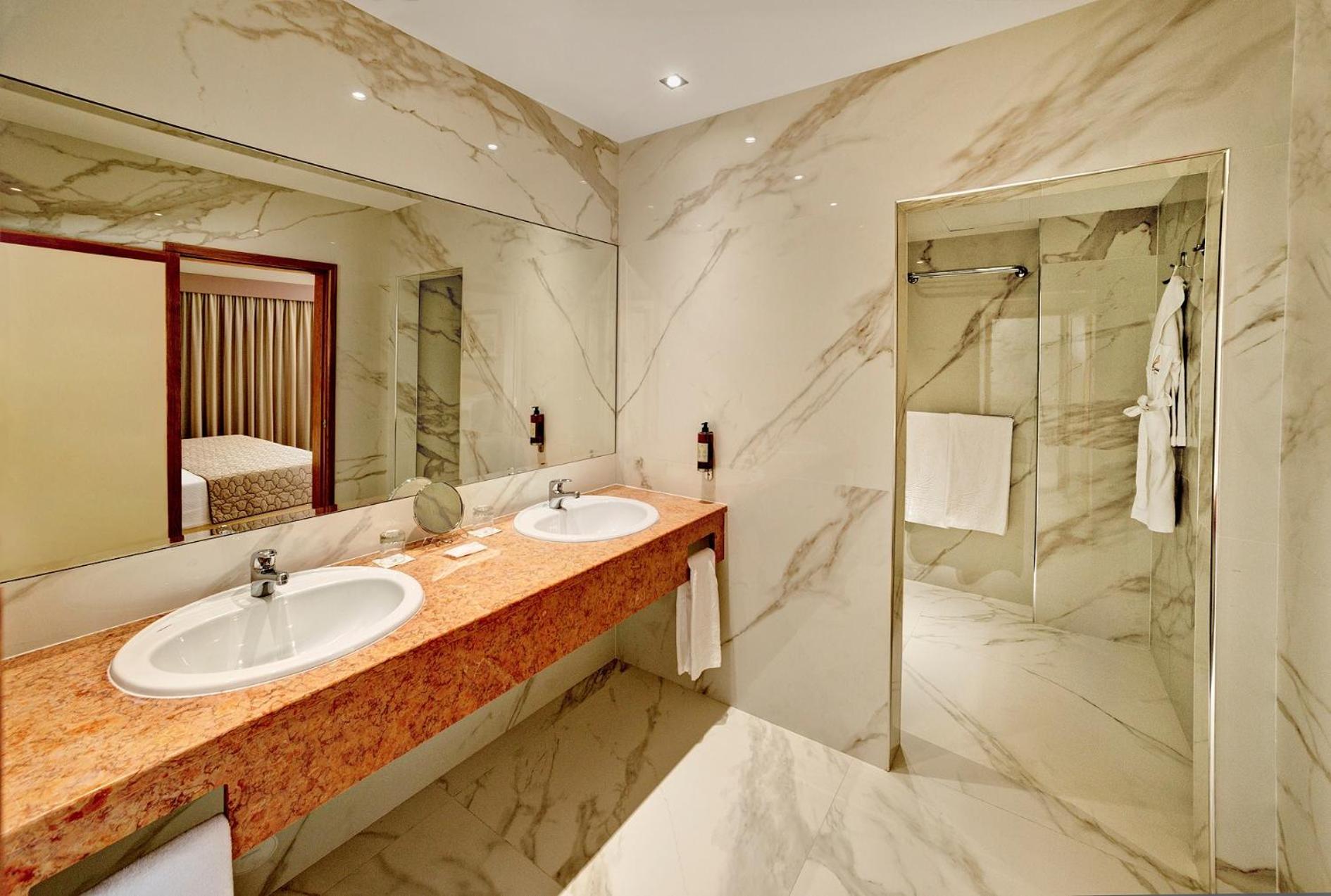 Deluxe Suite with Sea View (2 Adults) - Photo 4