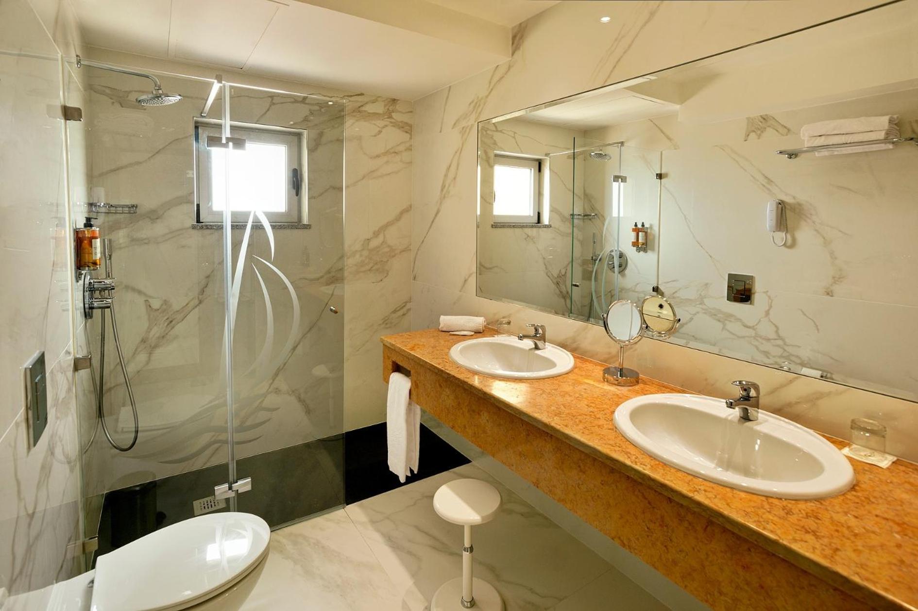 Deluxe Suite with Sea View (4 Adults) - Photo 2