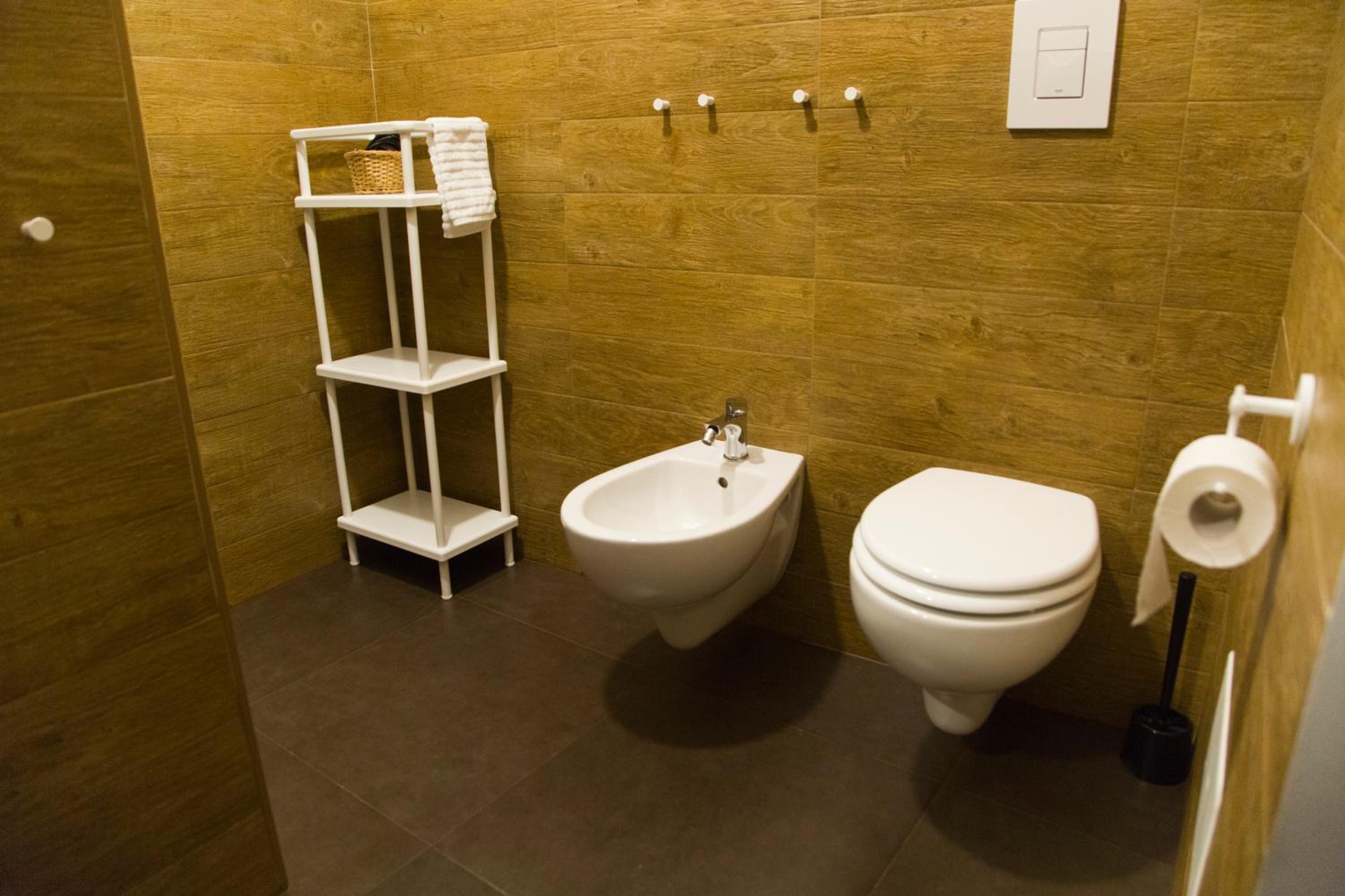 Deluxe King Room - Photo 10