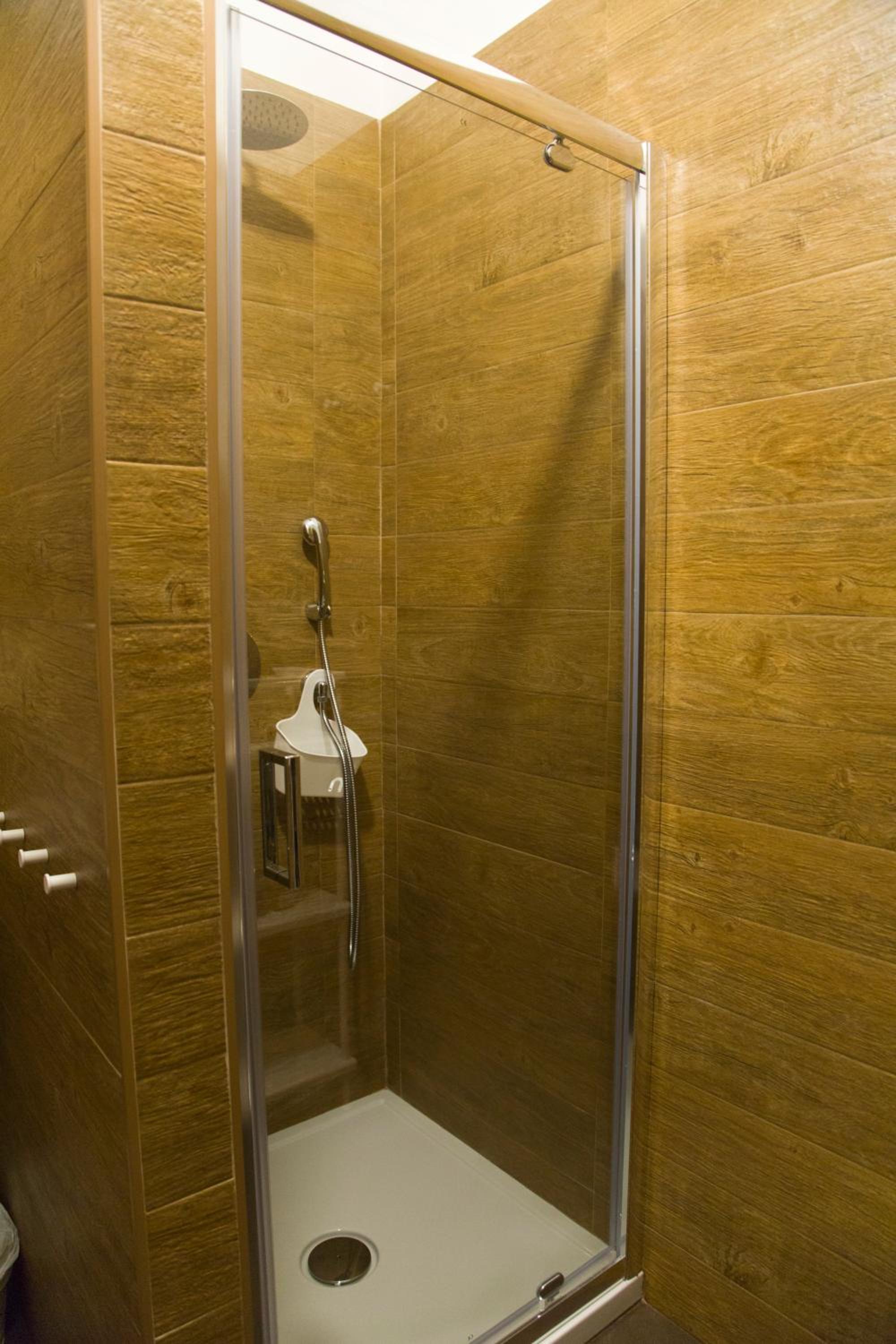 Deluxe King Room - Photo 9