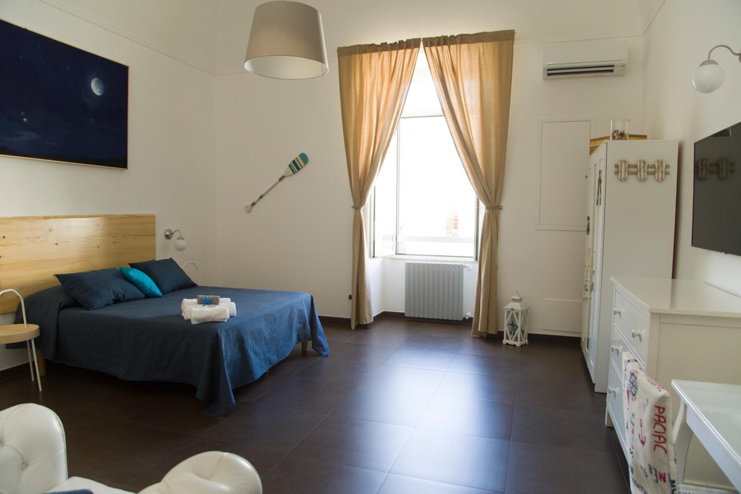 Deluxe King Room - Photo 3