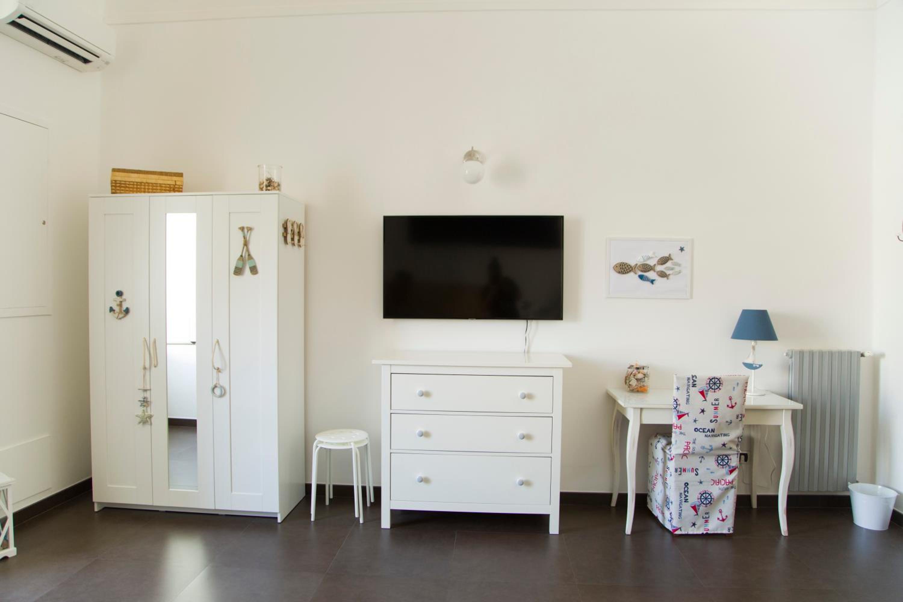 Deluxe King Room - Photo 2