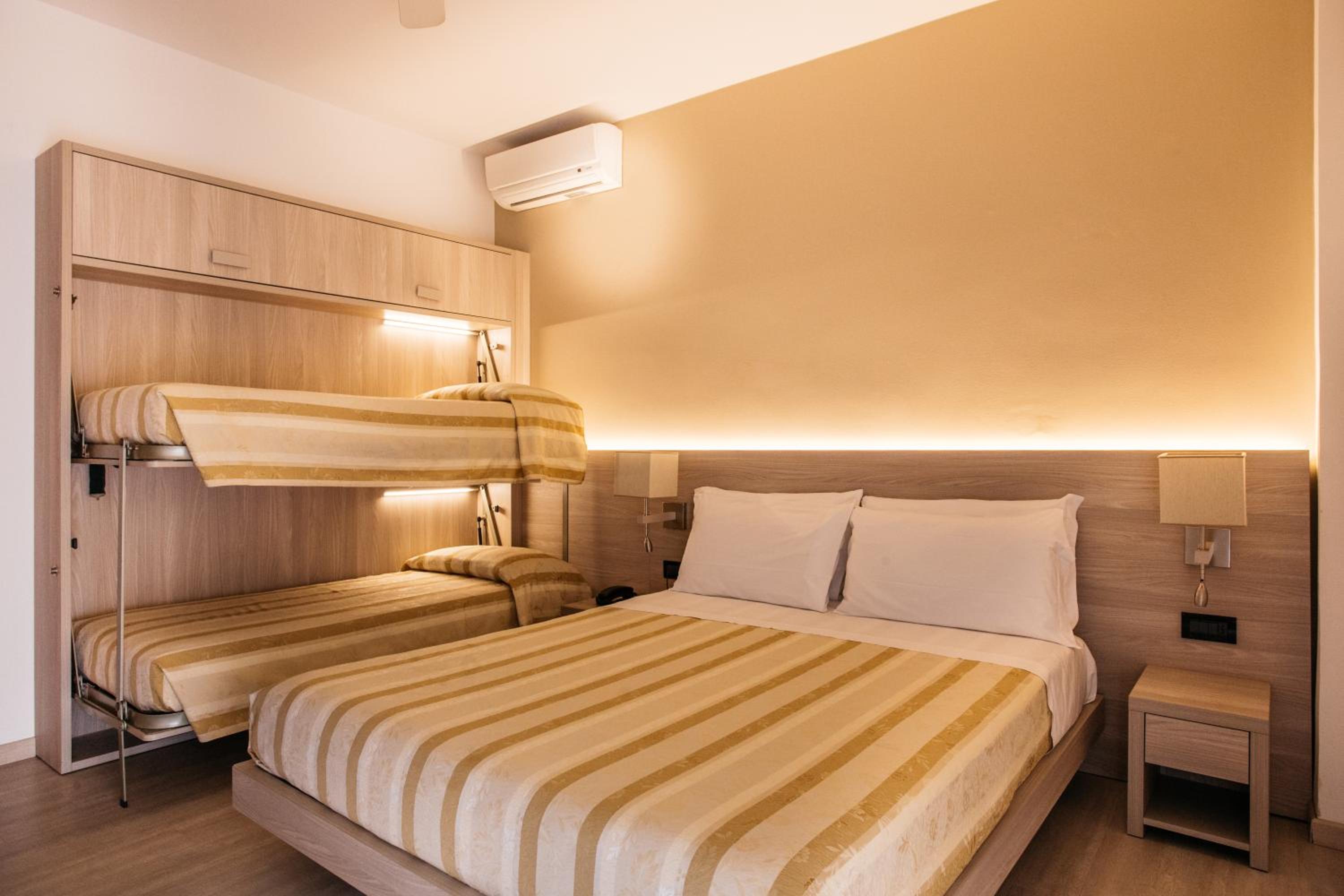 Quadruple Room with Balcony photo 2