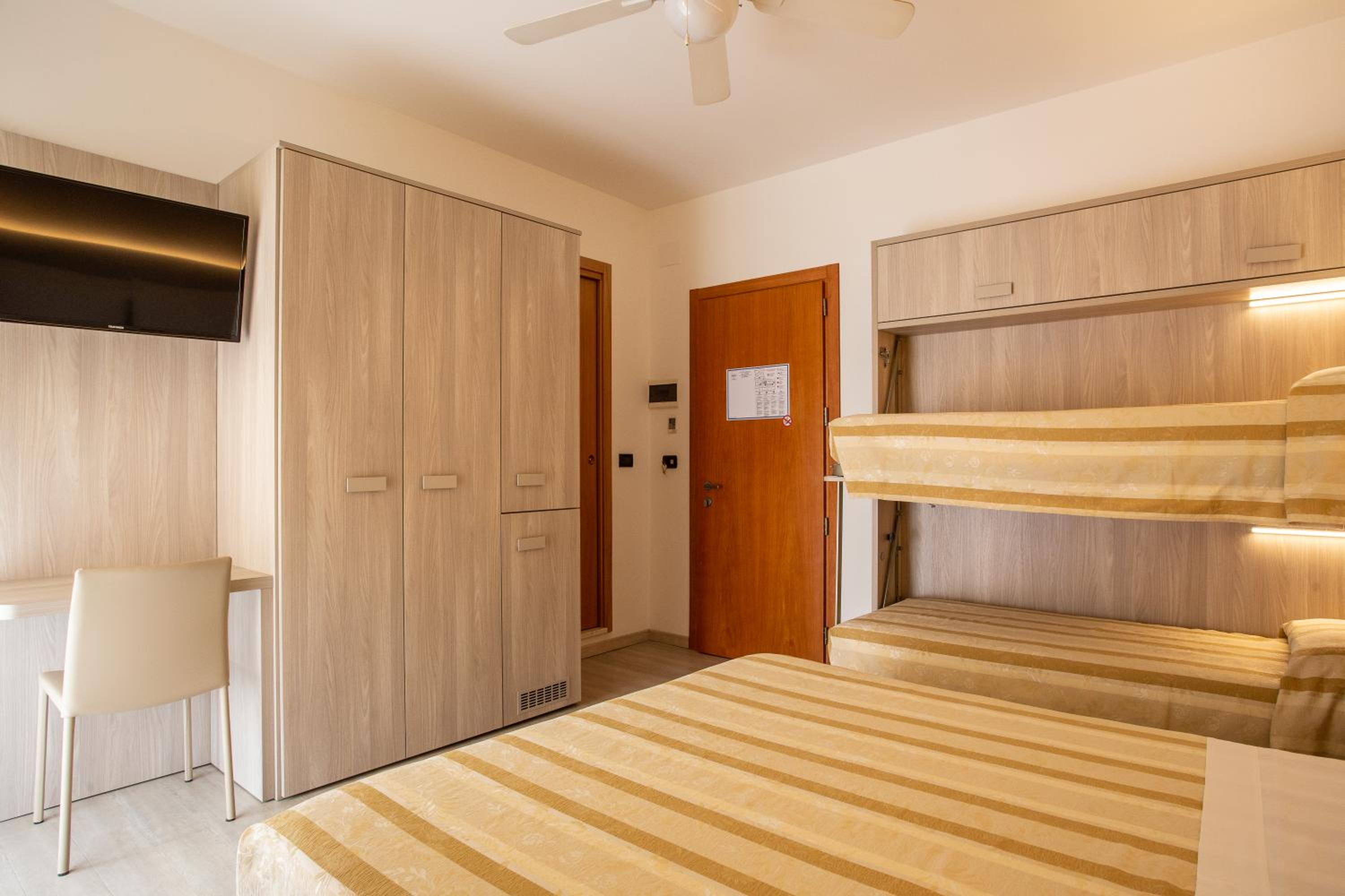 Quadruple Room with Balcony photo 3