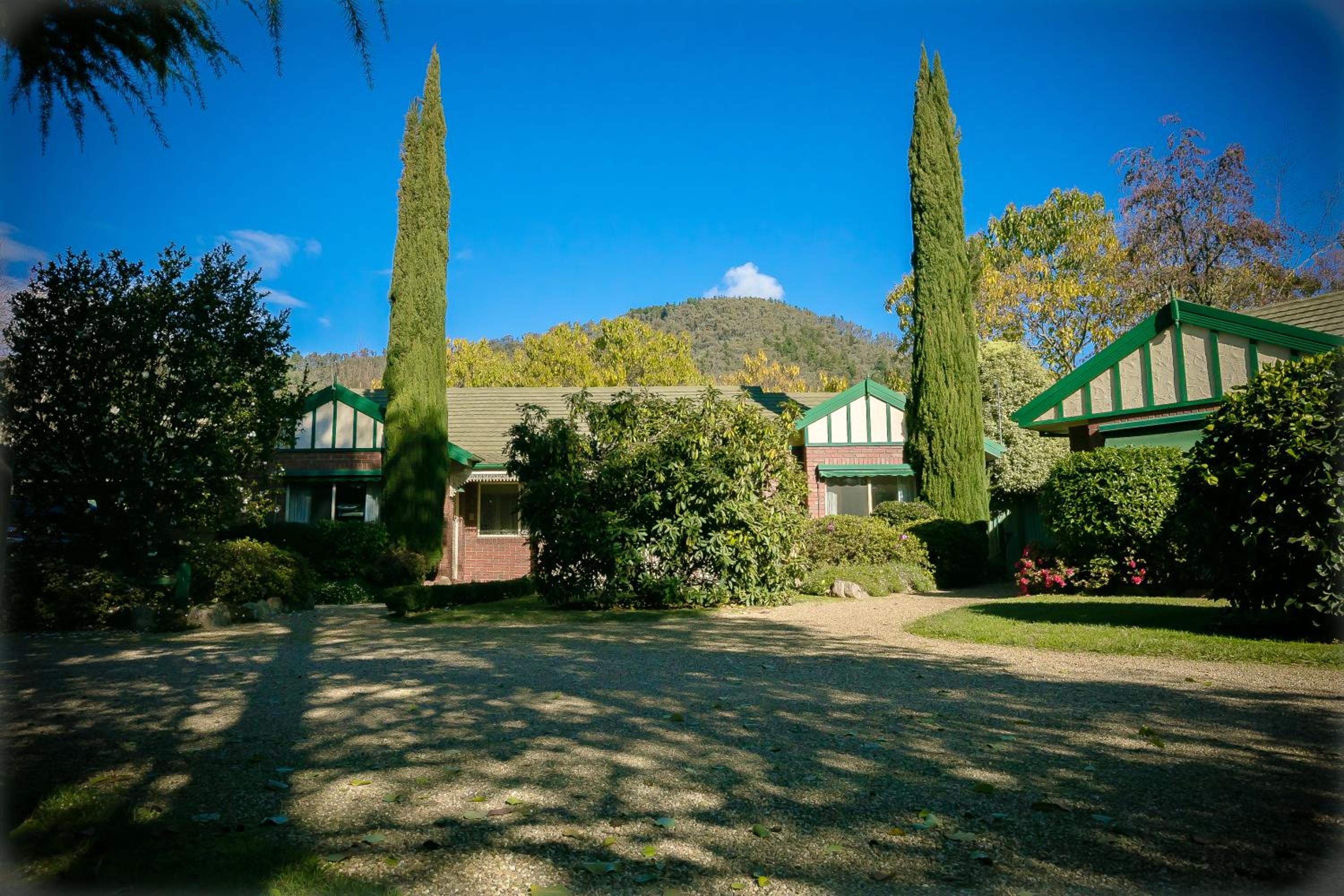 Five-Bedroom House photo 3