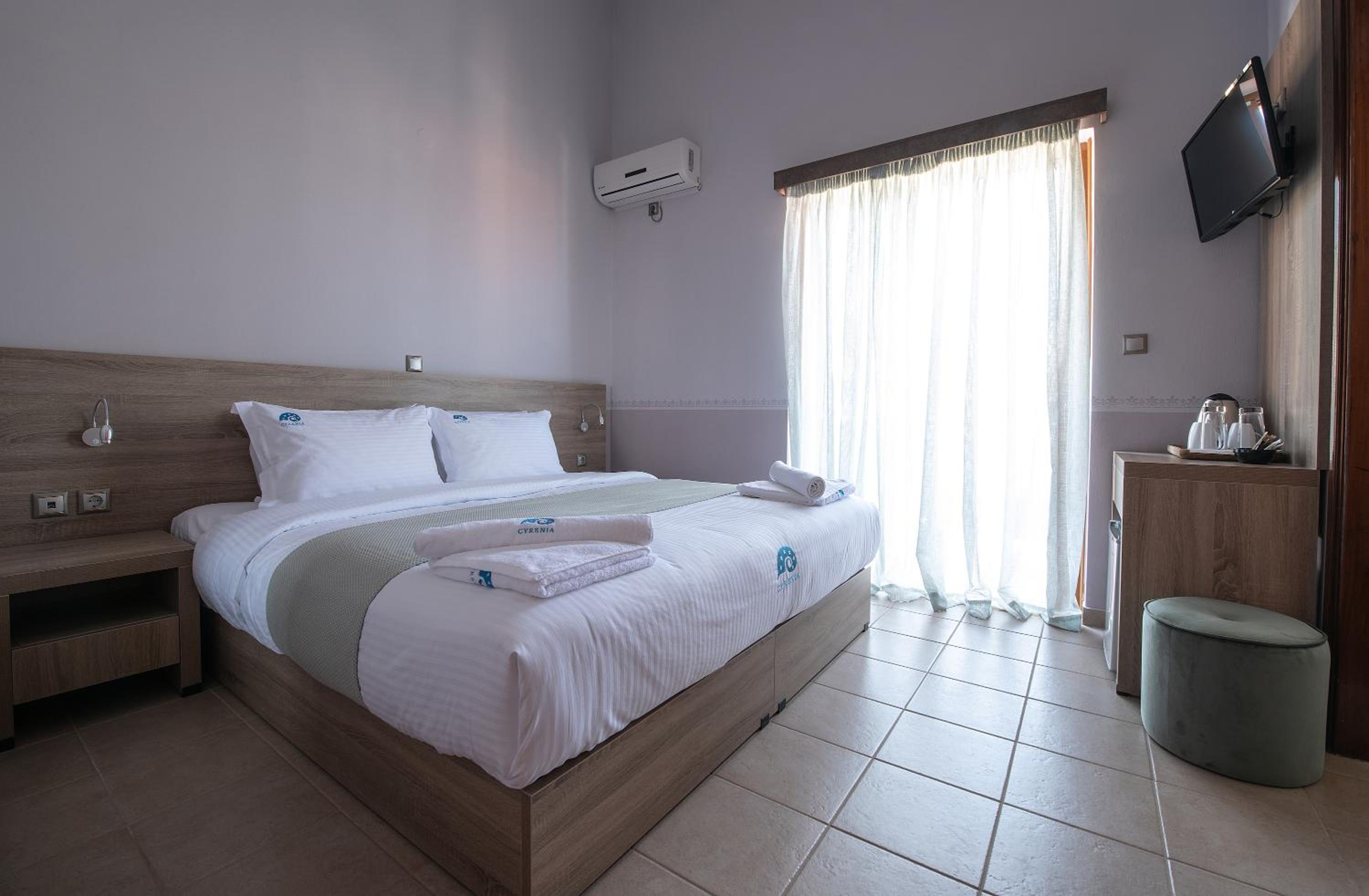 Double or Twin Room with Partial Sea View - Photo 4