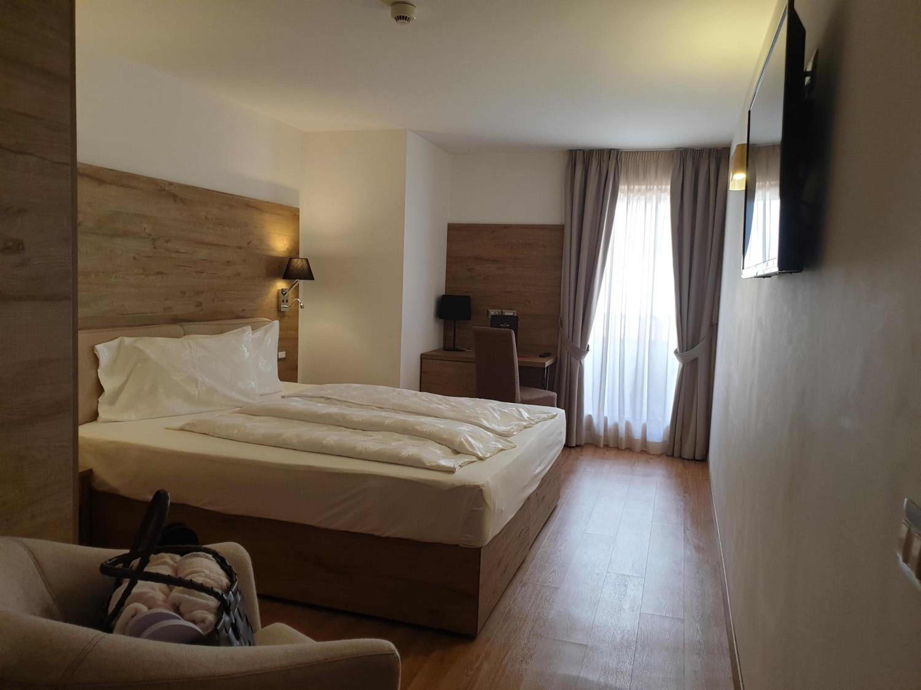 Triple Room Dependence