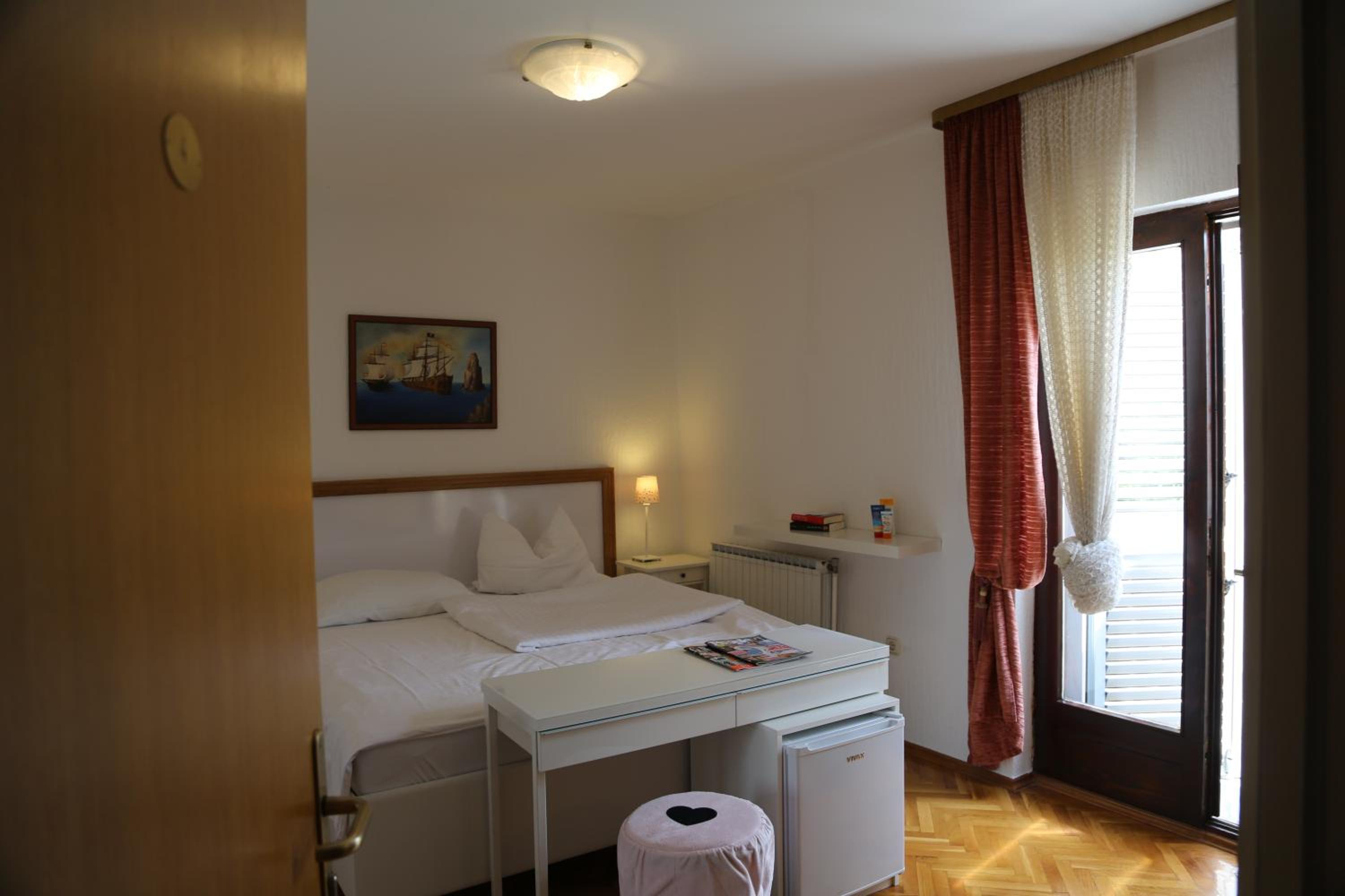 Deluxe Double Room with Side Sea View photo 1