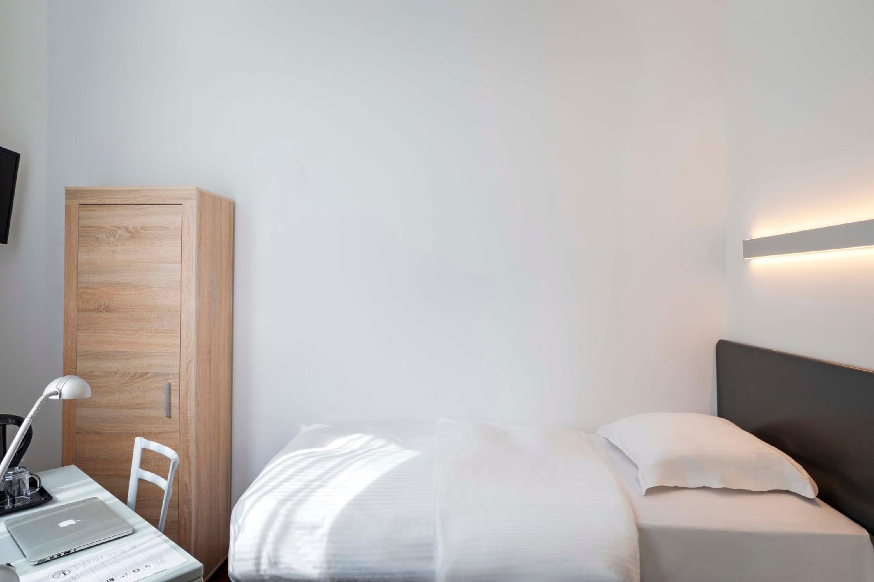 Small Single Room photo 2