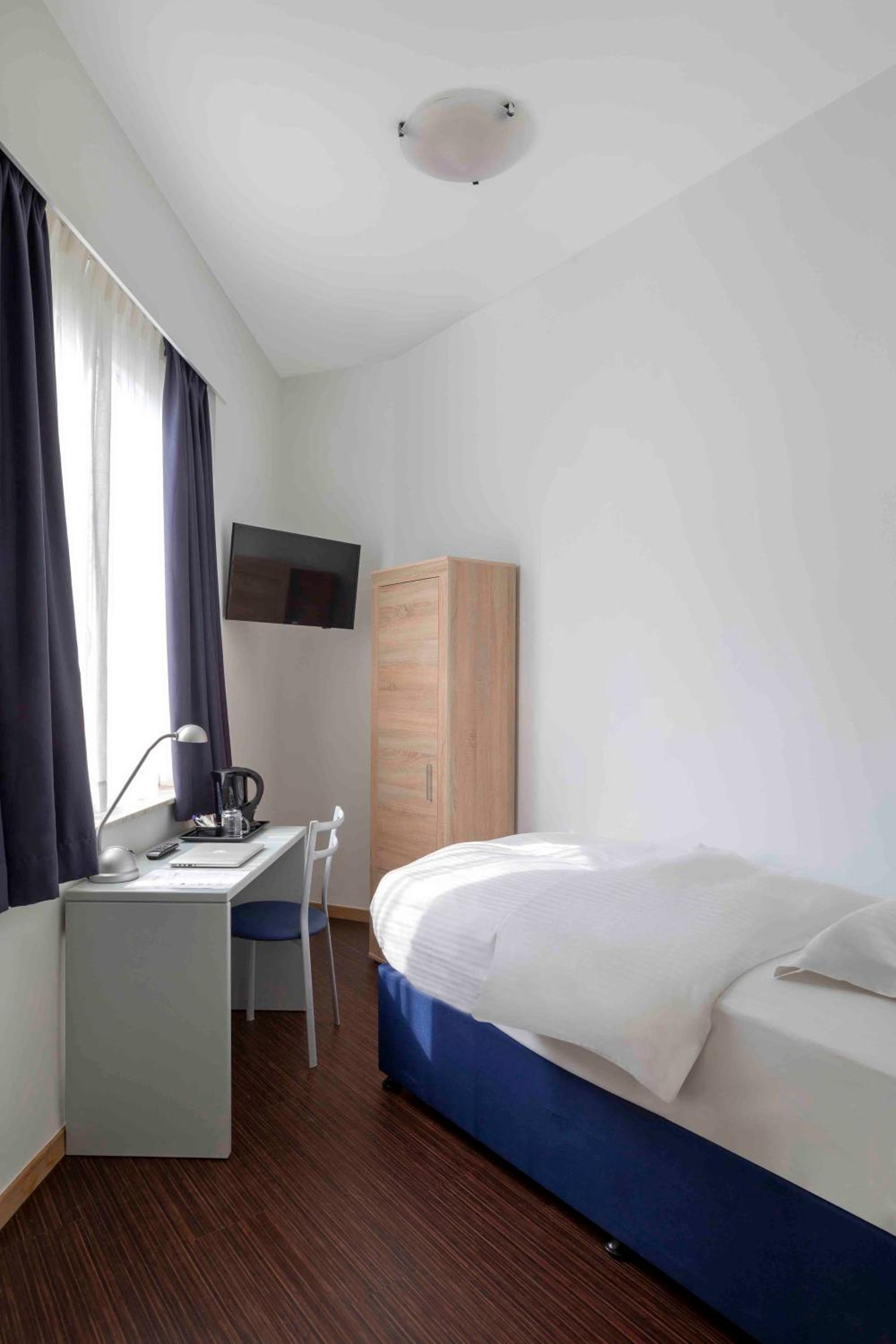 Small Single Room photo 1