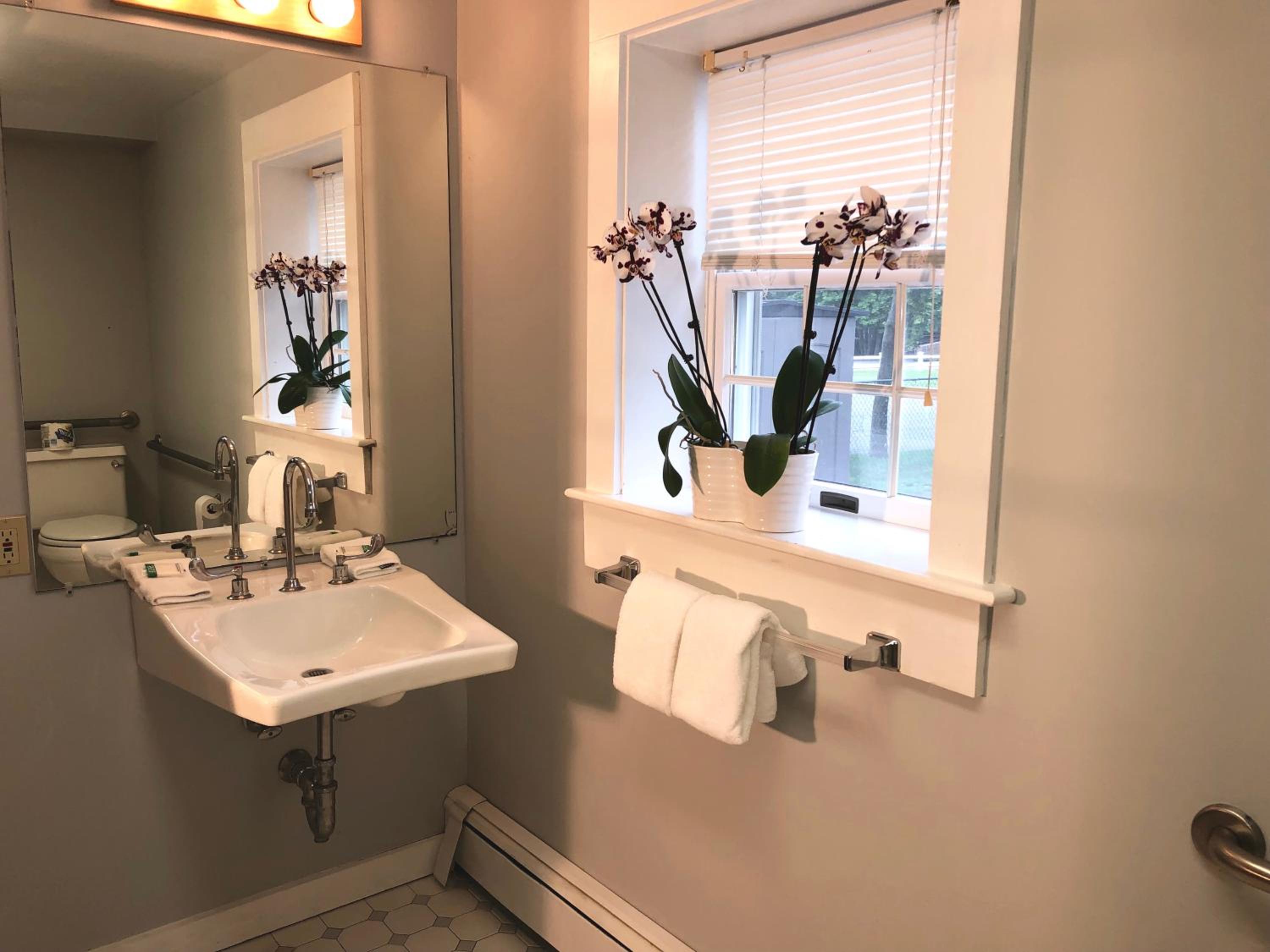 Deluxe Queen Room With Two Queen Beds - Disability Access photo 3