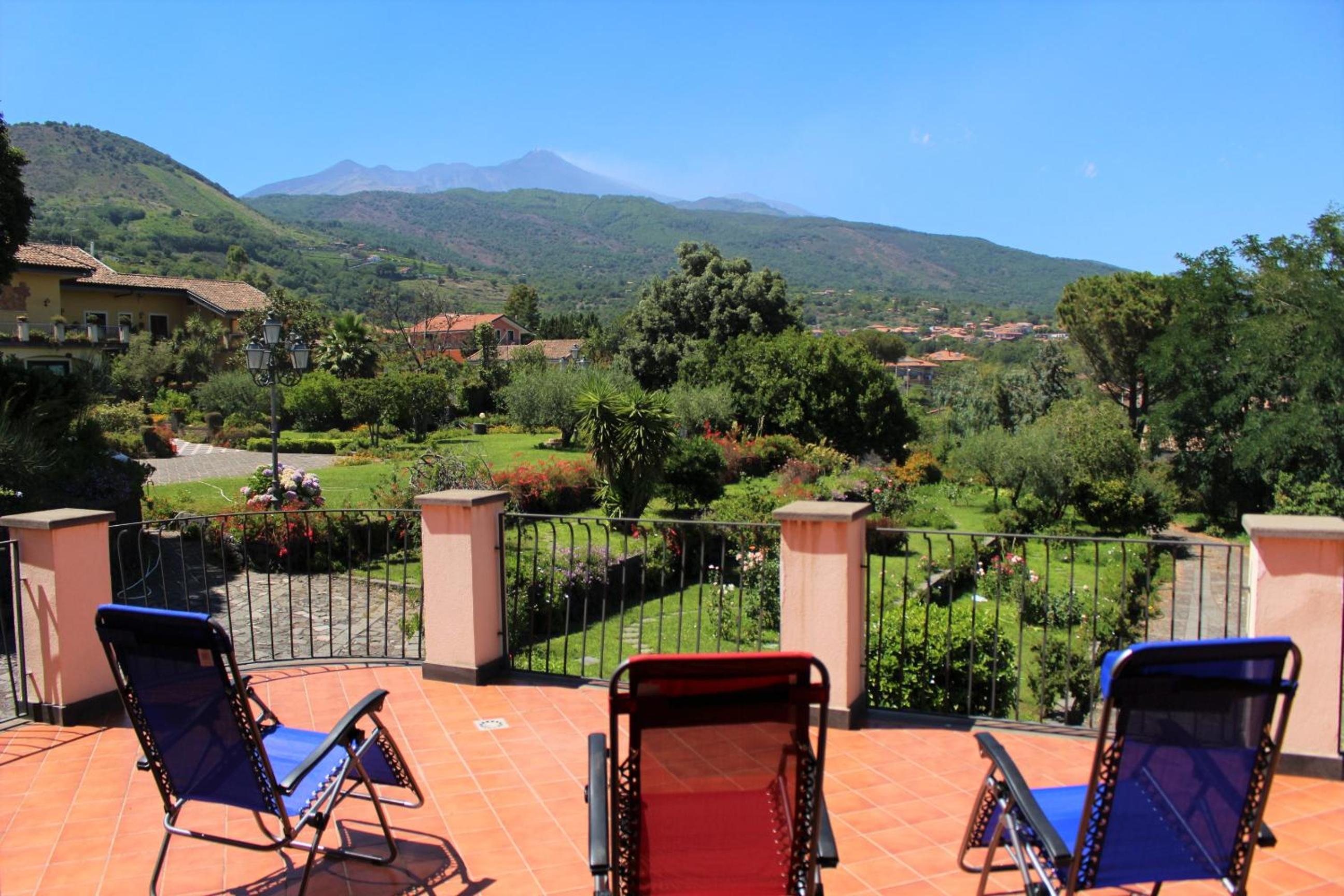 Two-Bedroom Apartment with Mountain View photo 3