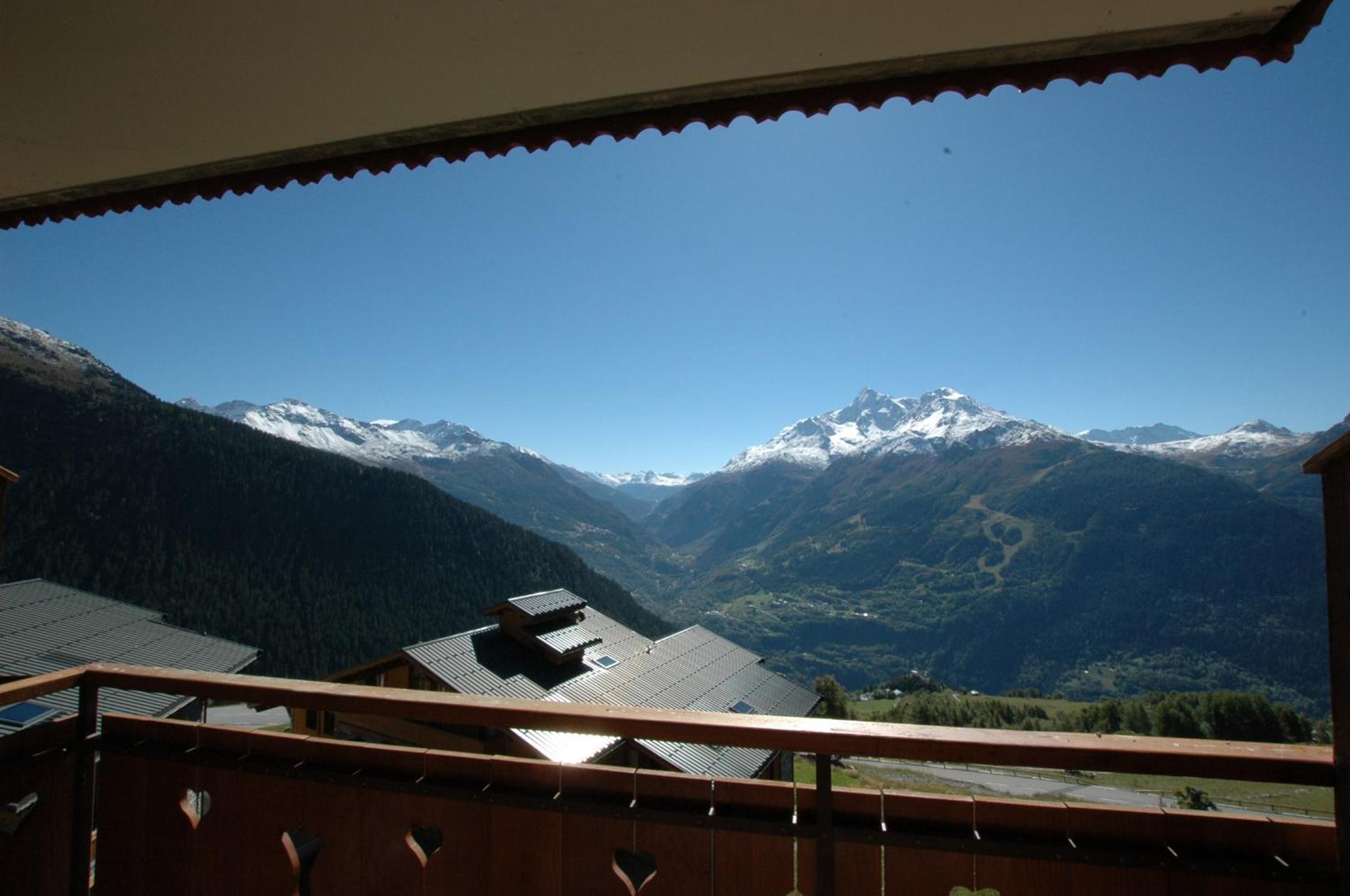 Apartment with Balcony photo 3