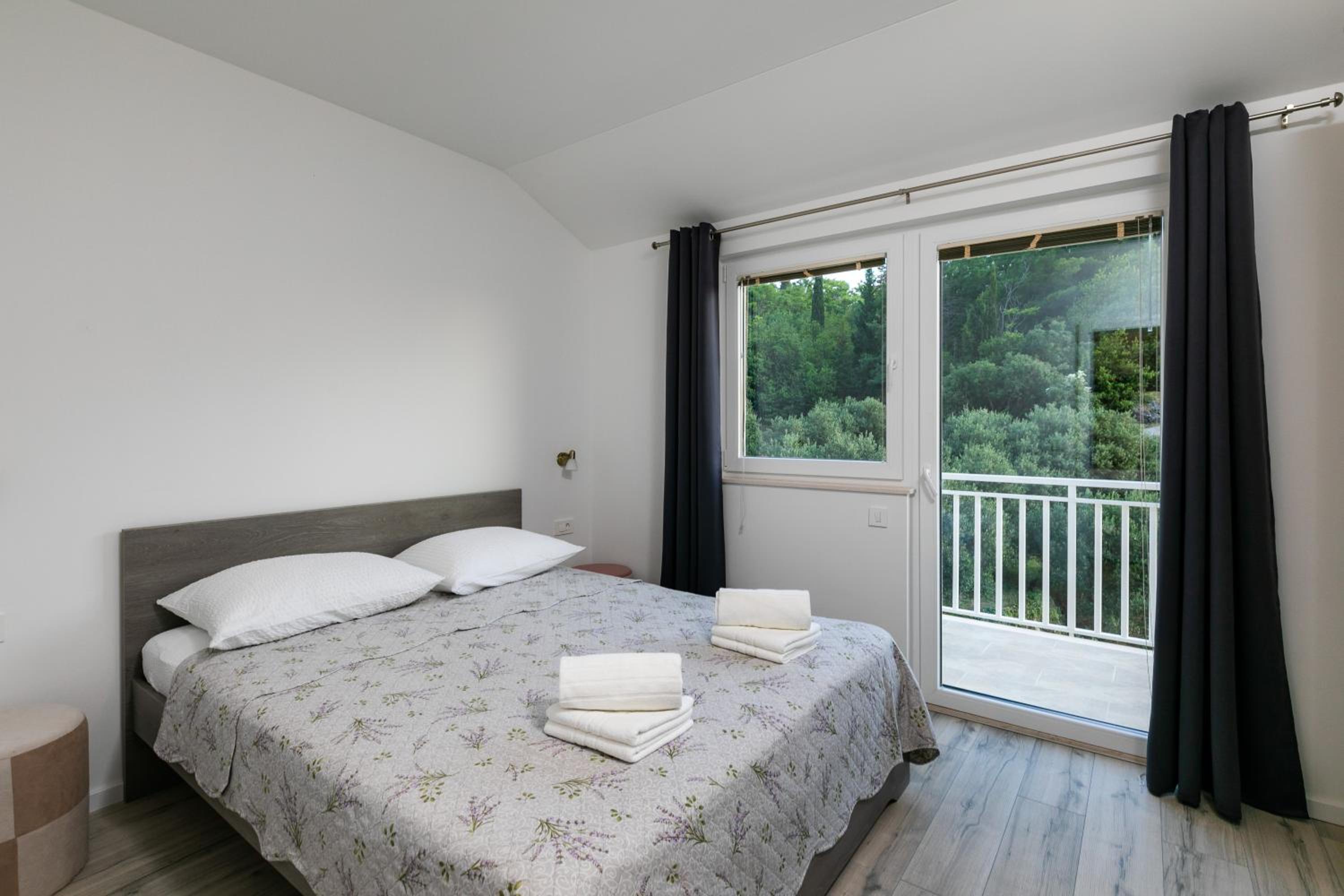  One-Bedroom Apartment with Terrace - Photo 4