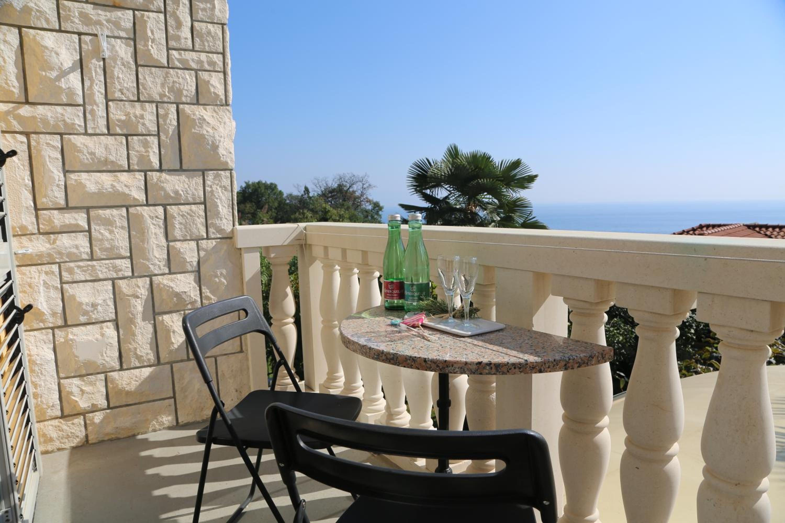 Deluxe Double Room with Balcony and Sea View photo 2