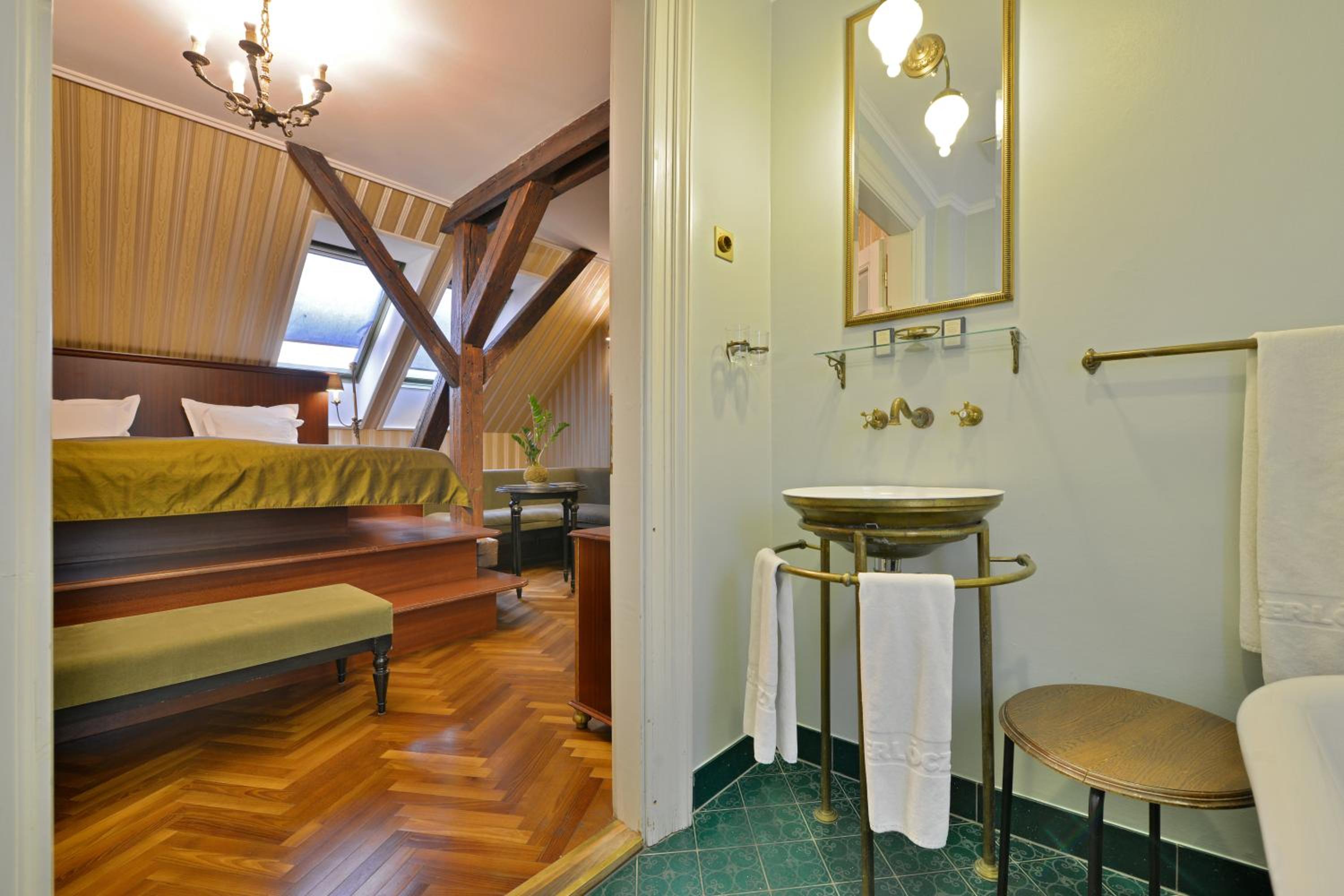 Double Attic Room - Photo 5