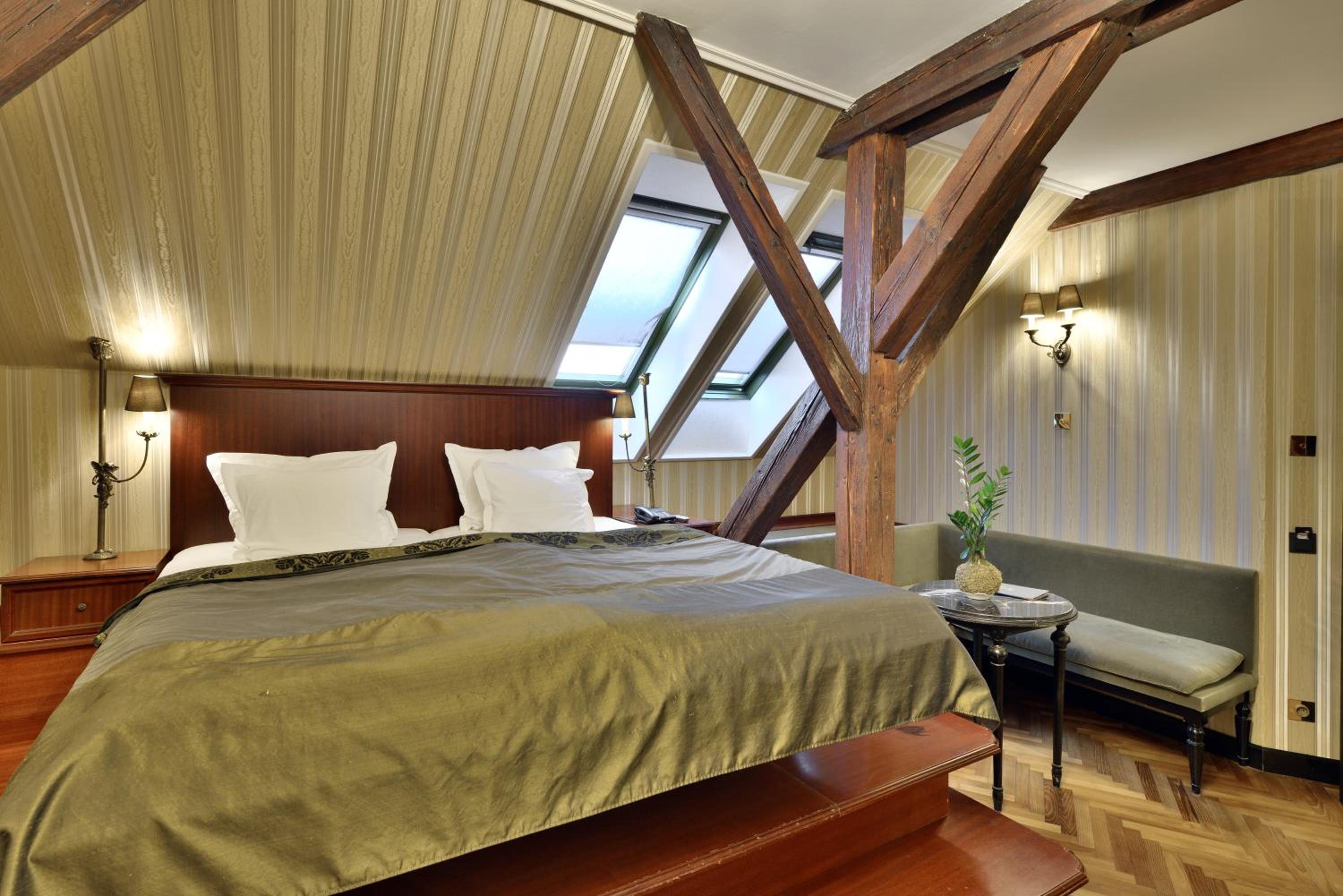 Double Attic Room - Photo 3