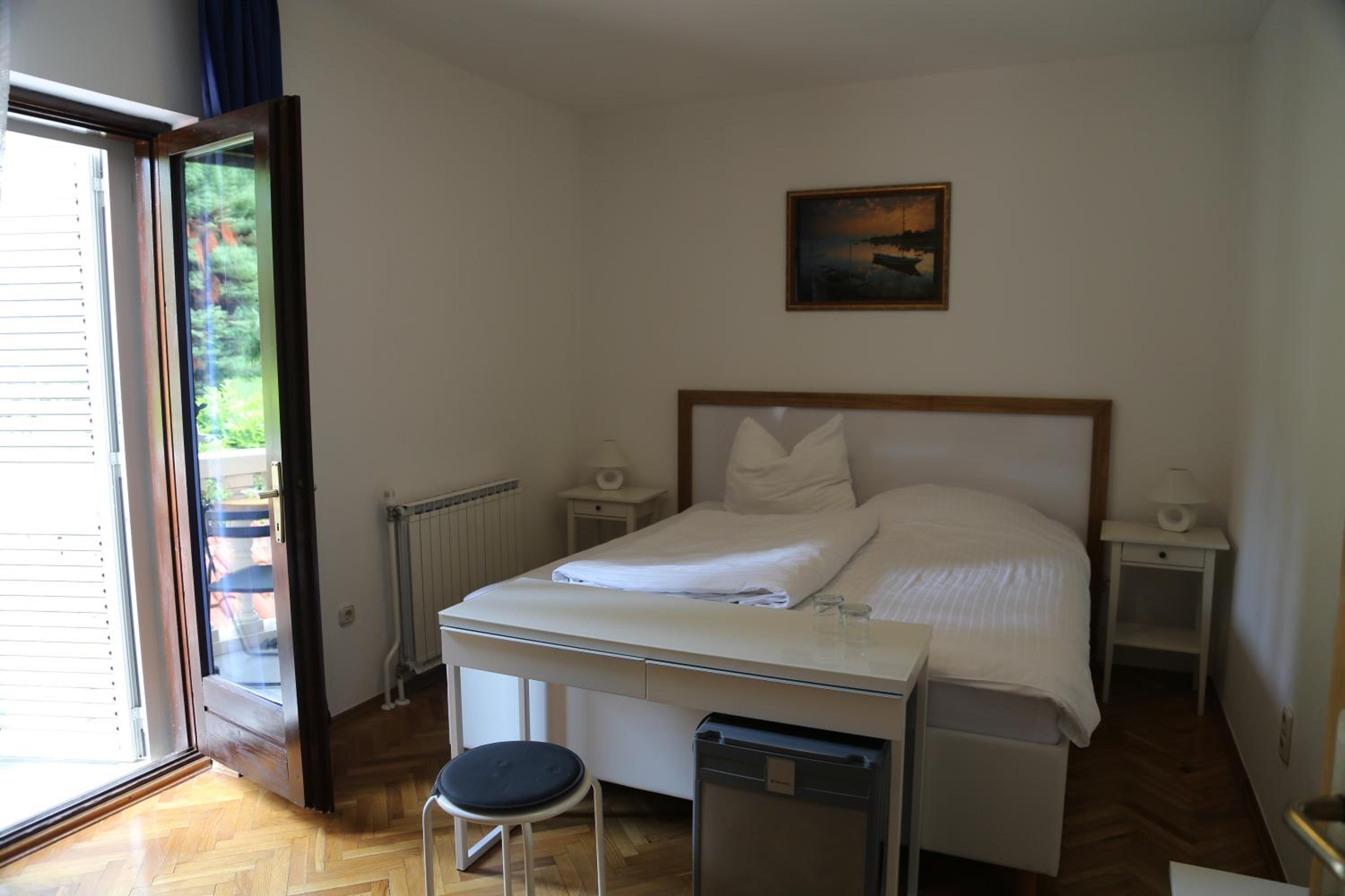 Deluxe Double Room with Side Sea View photo 1