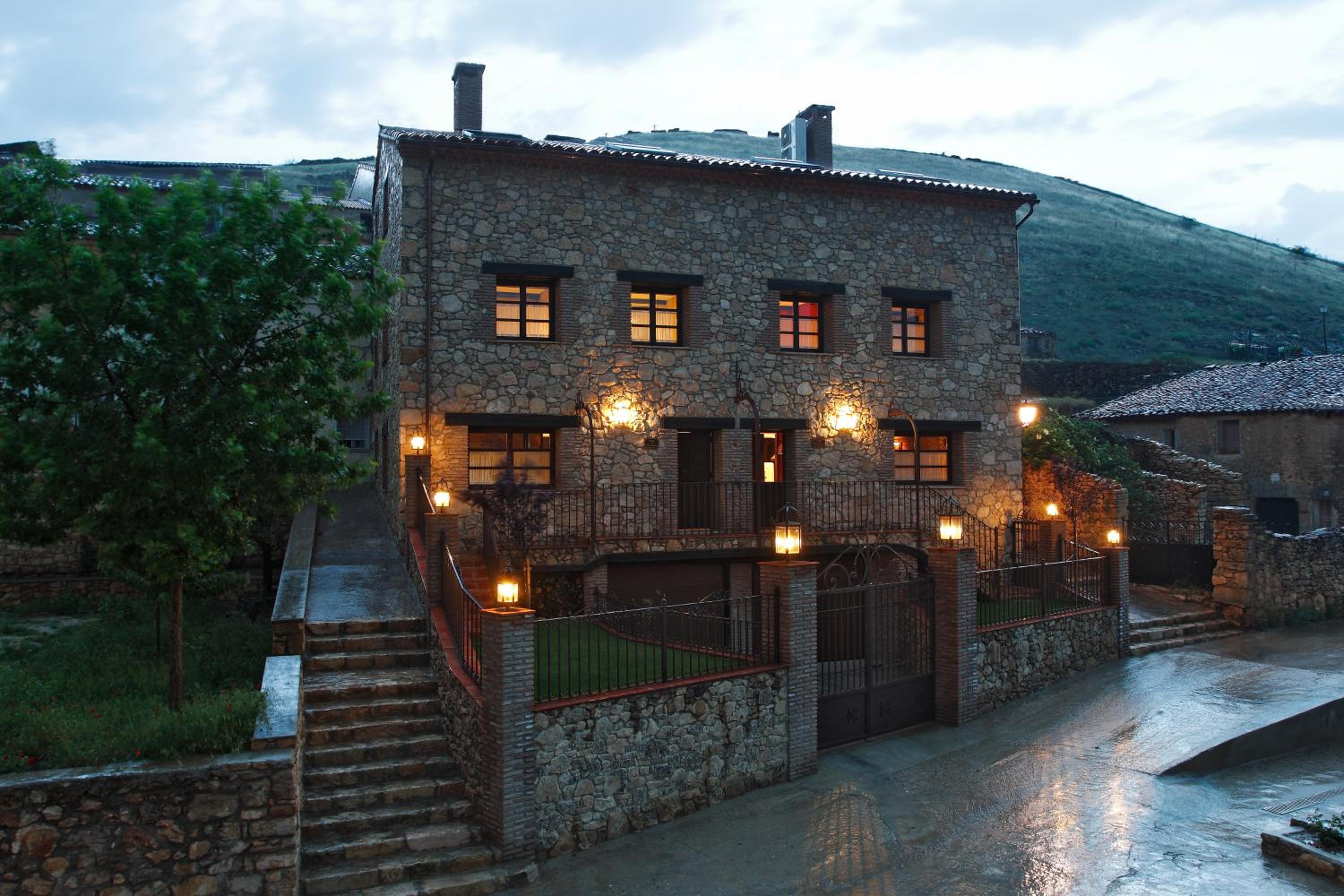 Four-Bedroom House - Photo 2