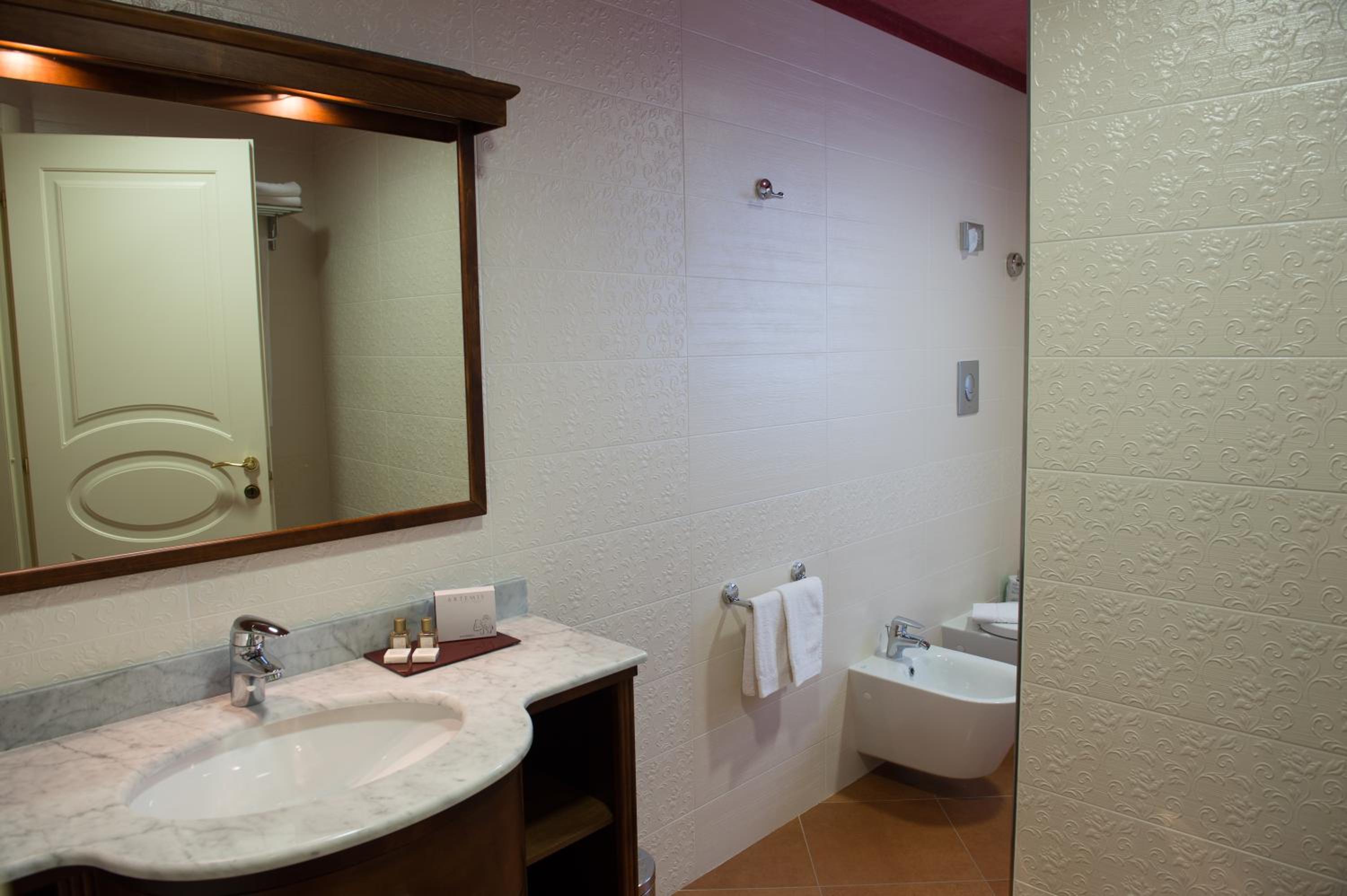 Suite - Photo 11