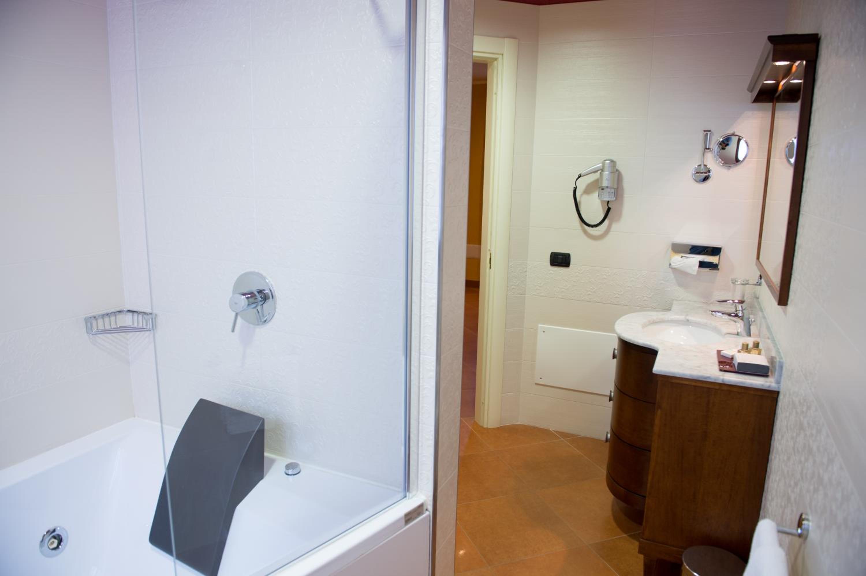 Suite - Photo 10