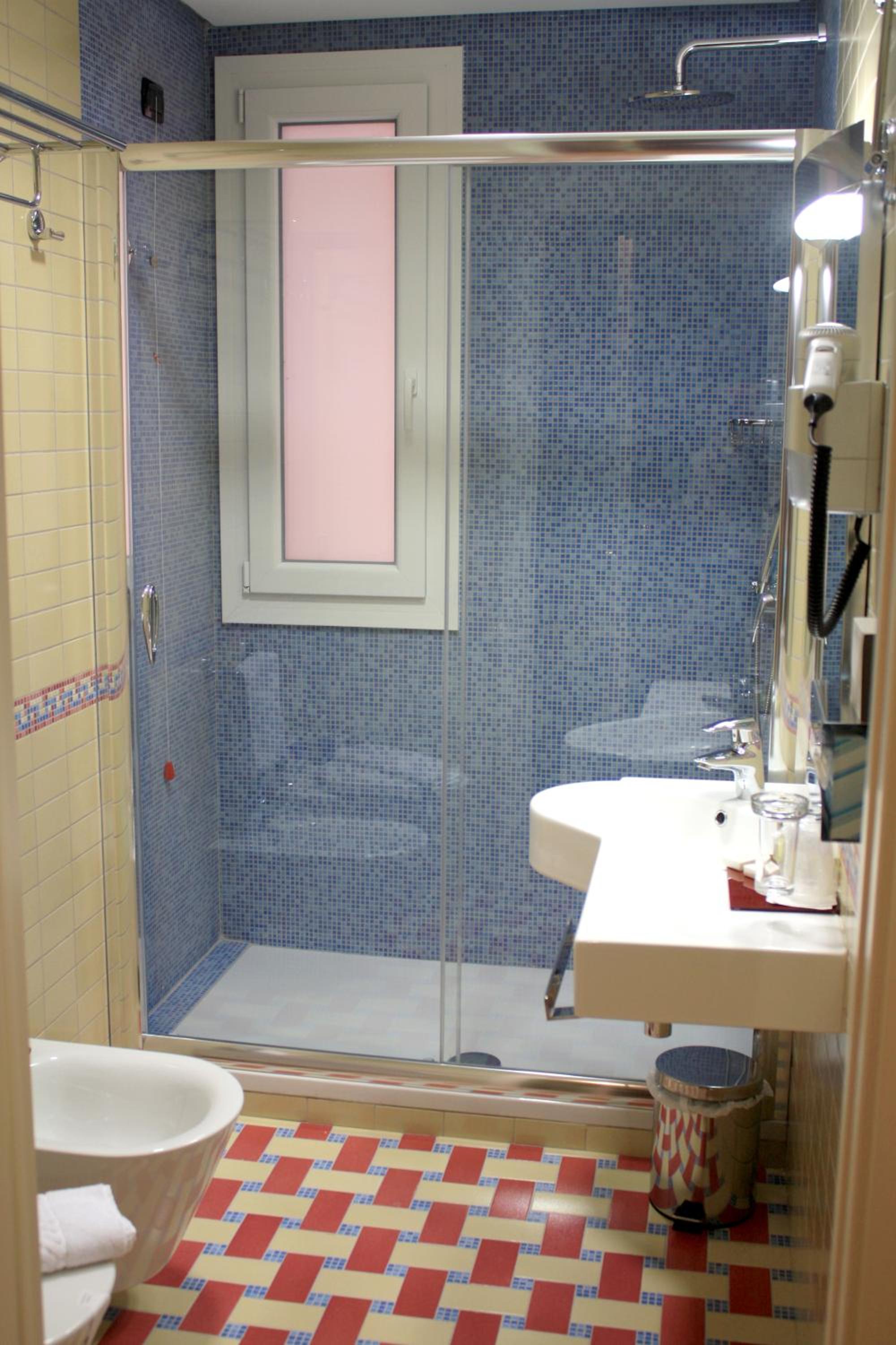 Standard Double or Twin Room - Photo 12