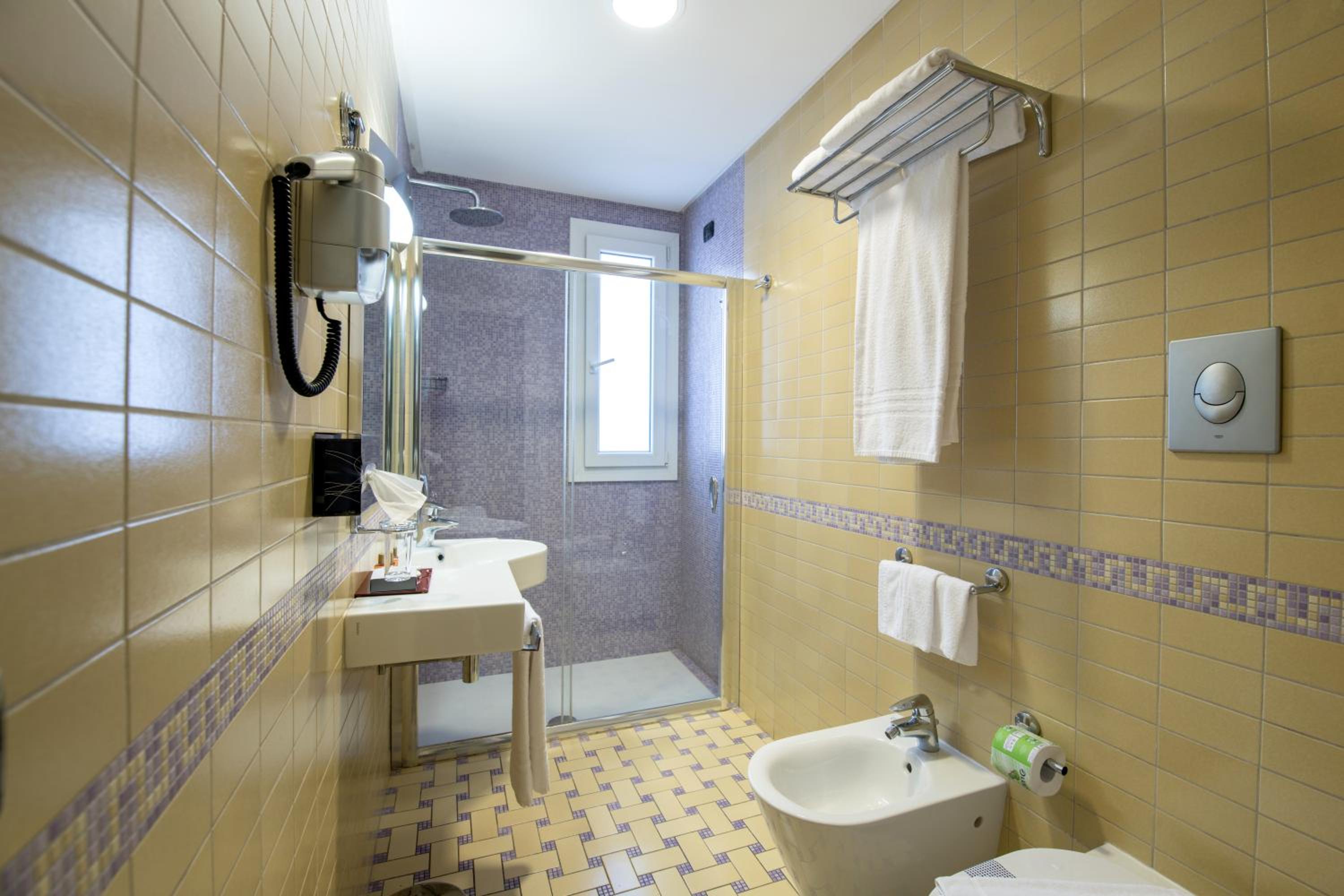 Standard Double or Twin Room - Photo 10