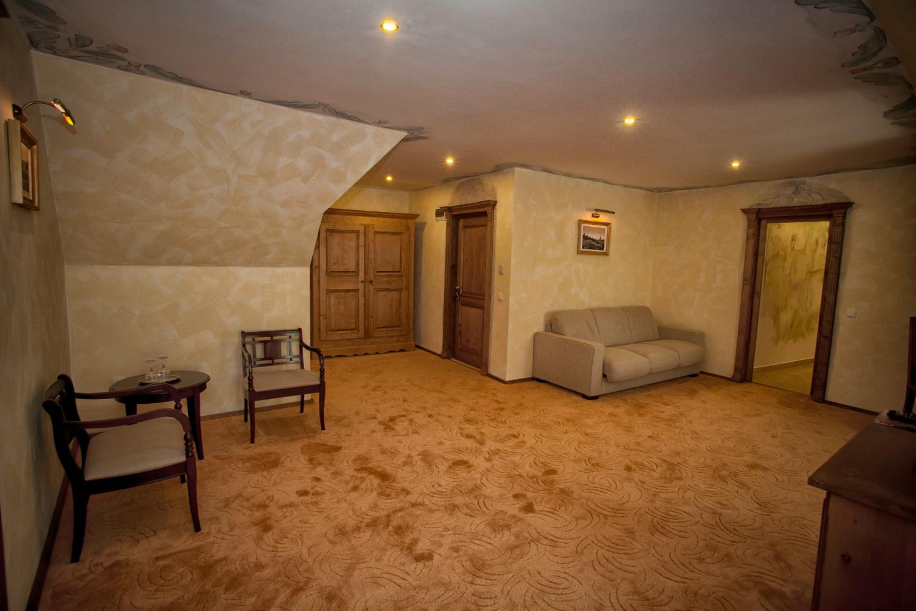 Premium Deluxe Suite - Photo 13