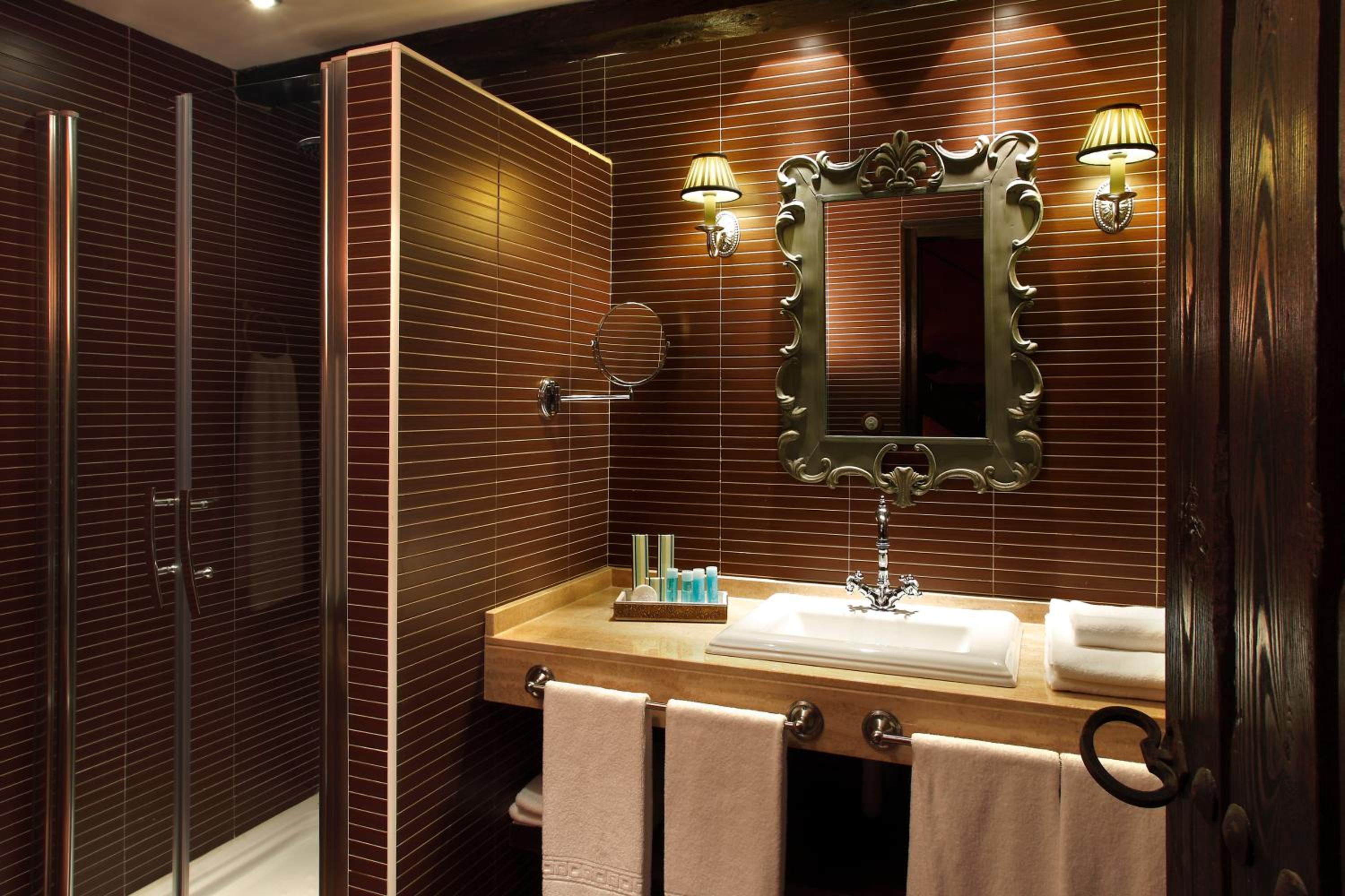 Four-Bedroom House - Photo 17