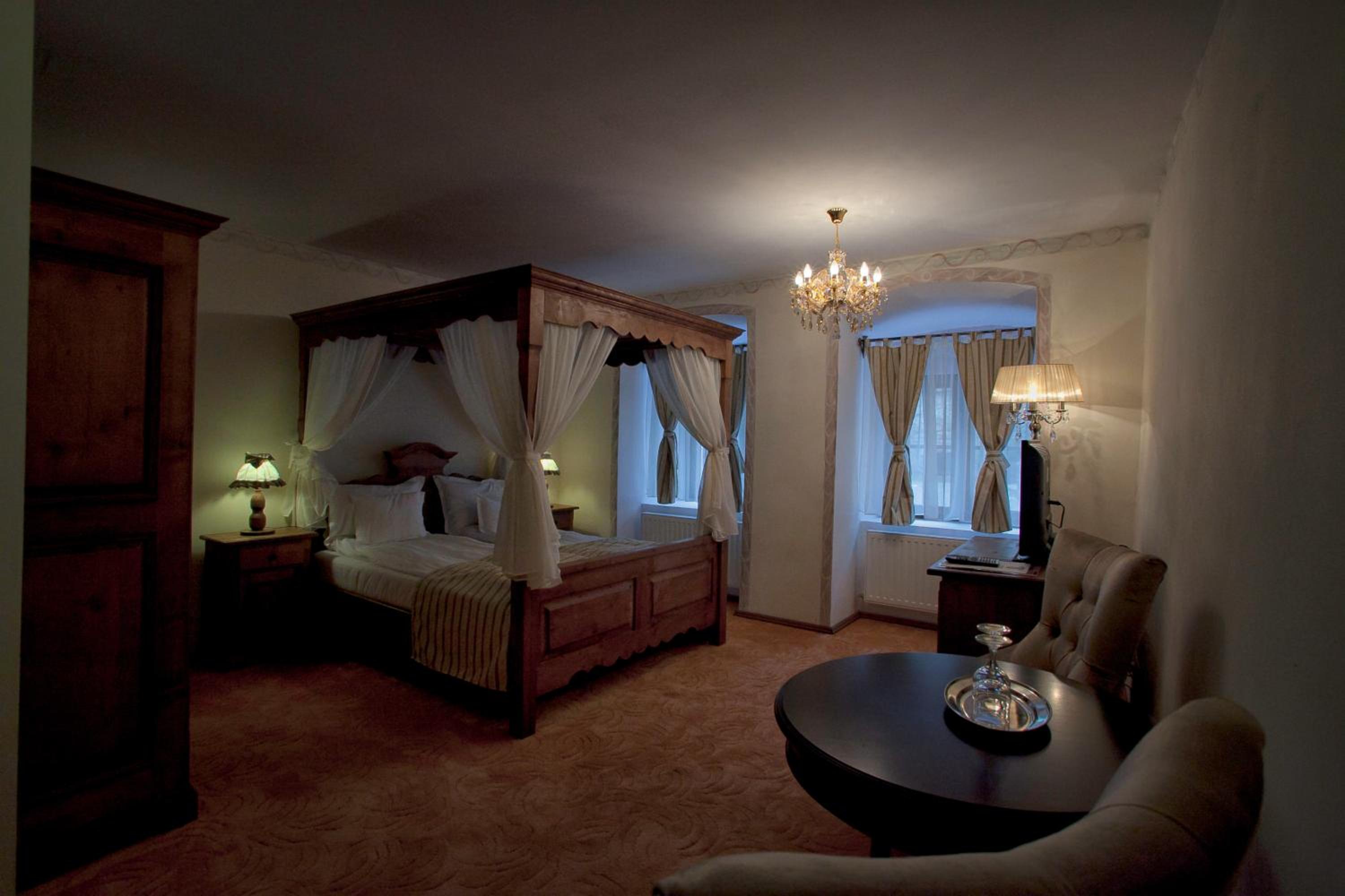 Deluxe Double Room with Canopy Bed - Photo 16
