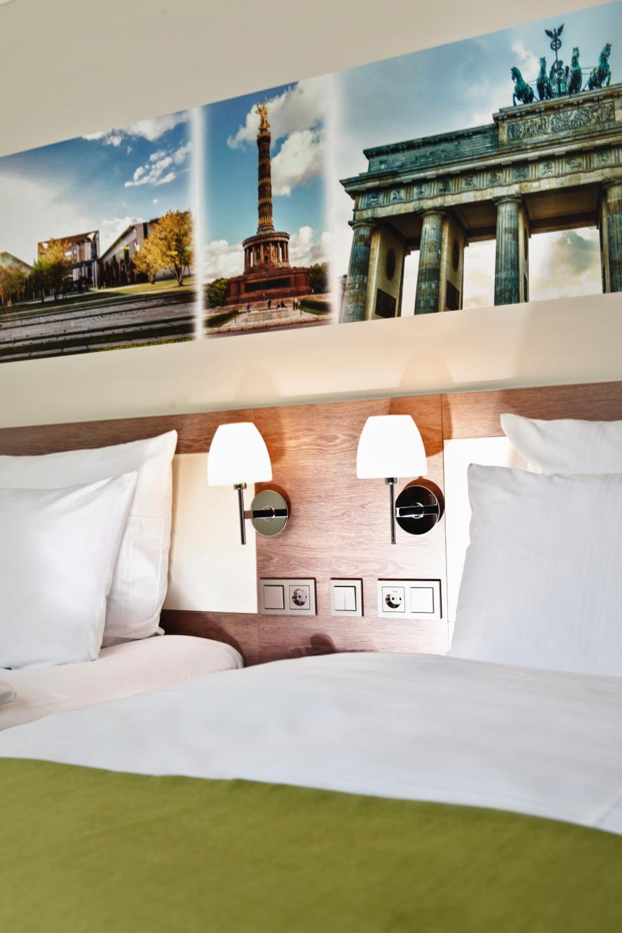 Standard Twin Room thumbnail 5