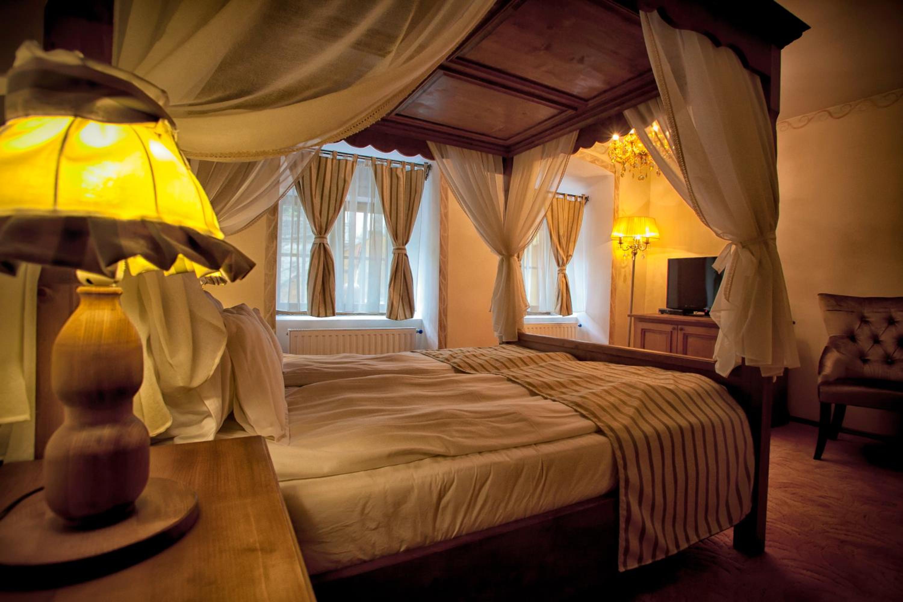 Deluxe Double Room with Canopy Bed - Photo 12
