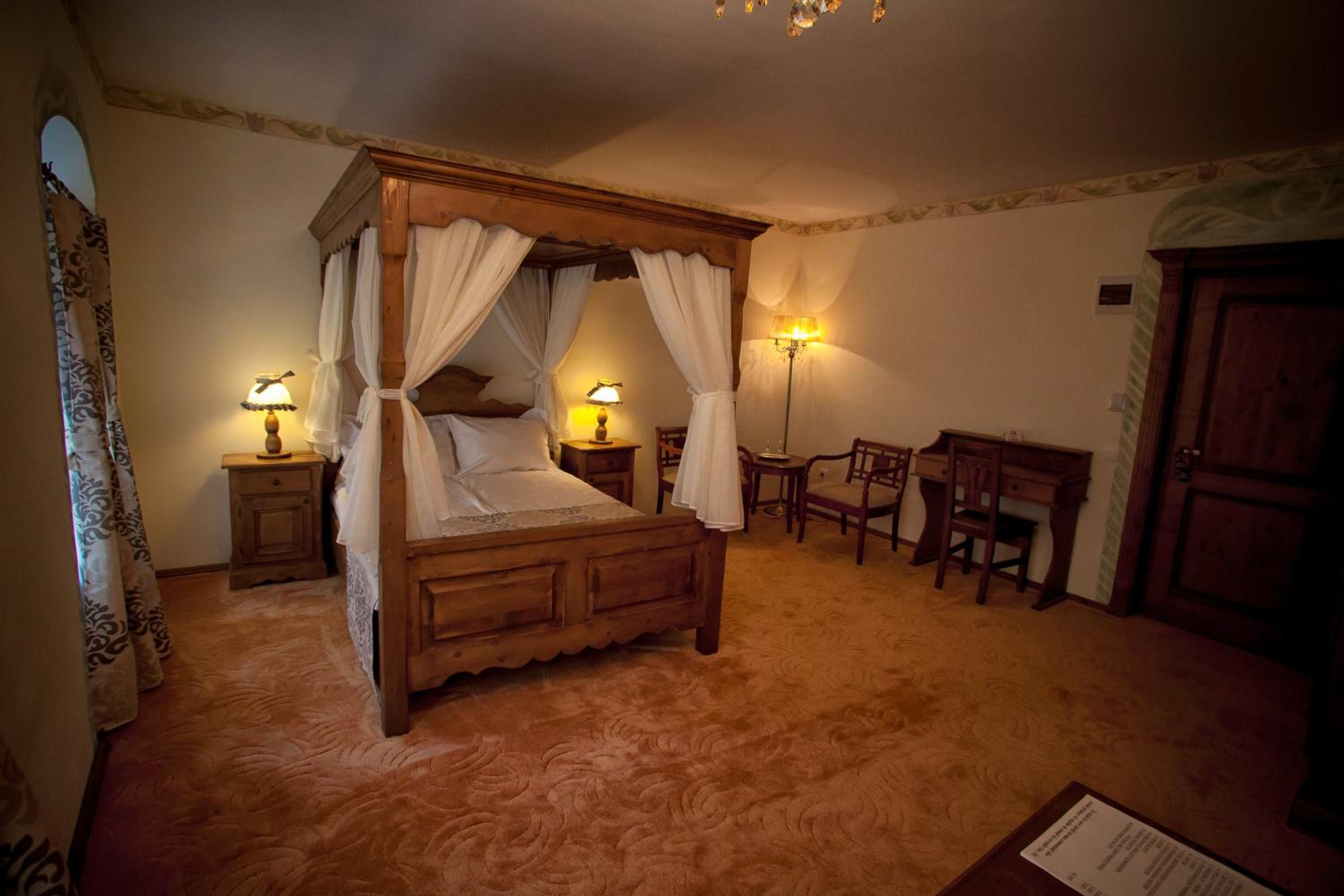 Double Room with canopy bed - Photo 18