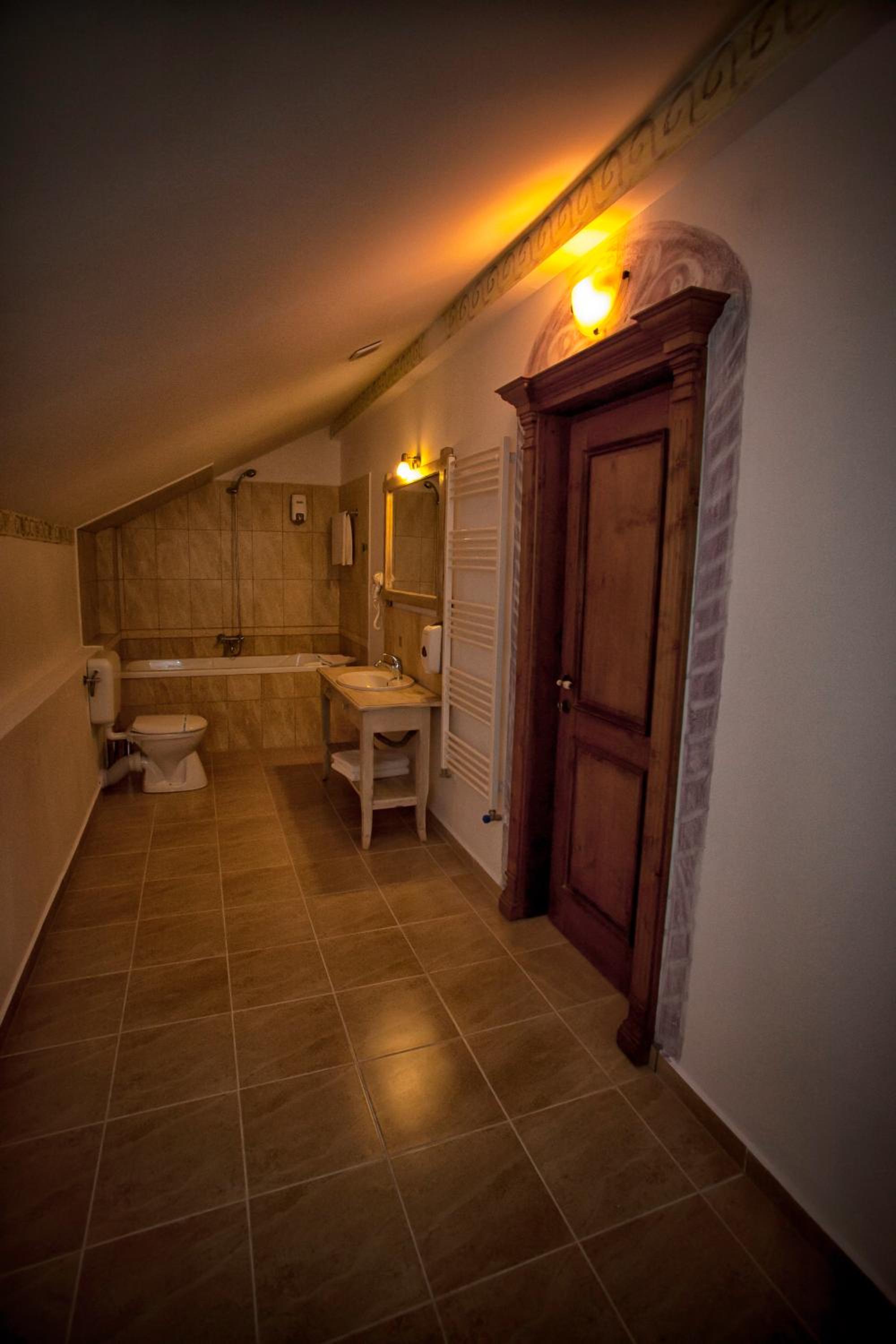 Deluxe Double Room with Canopy Bed - Photo 15
