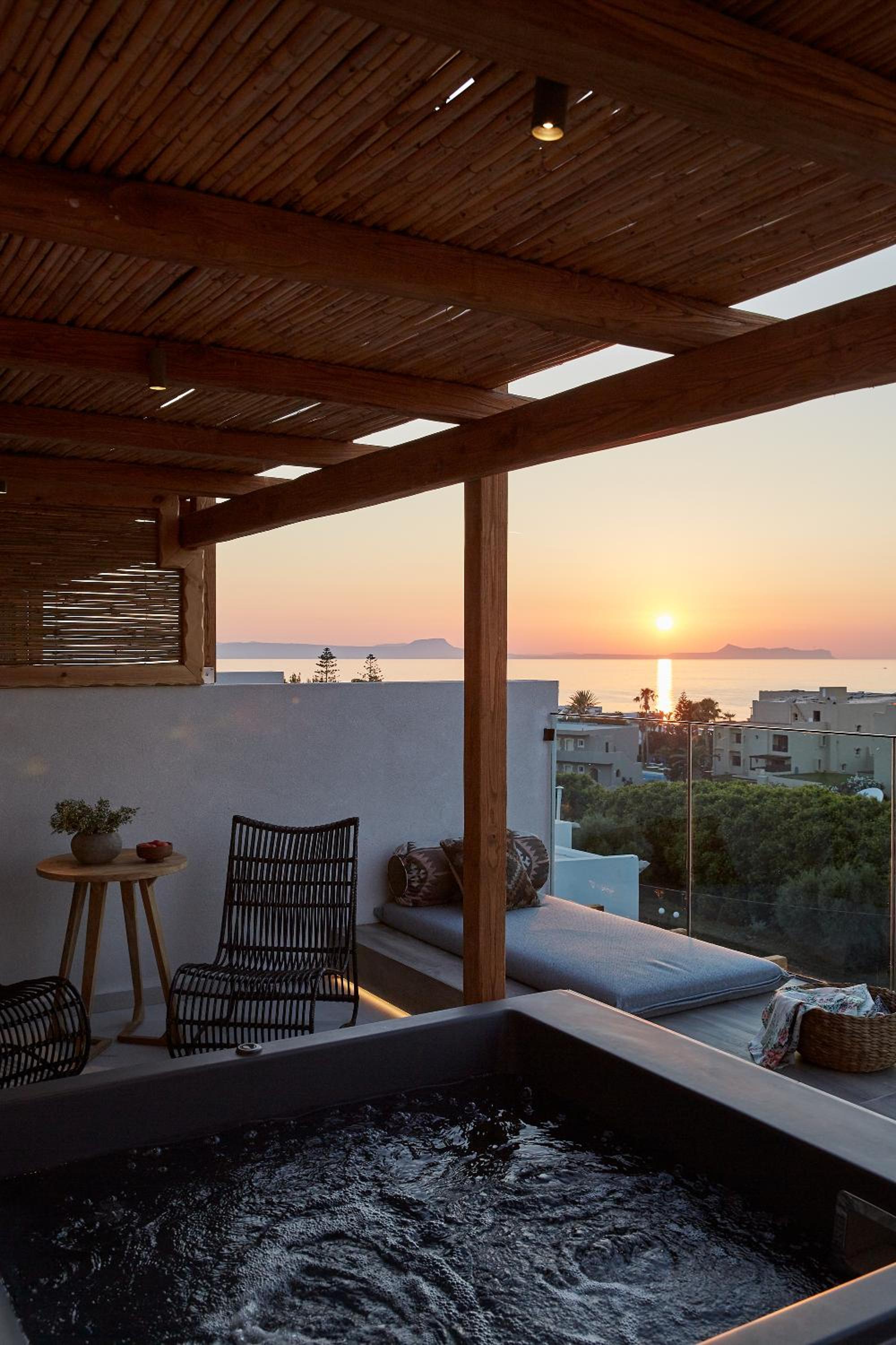 Superior Room with Sea View & Jacuzzi - Photo 2