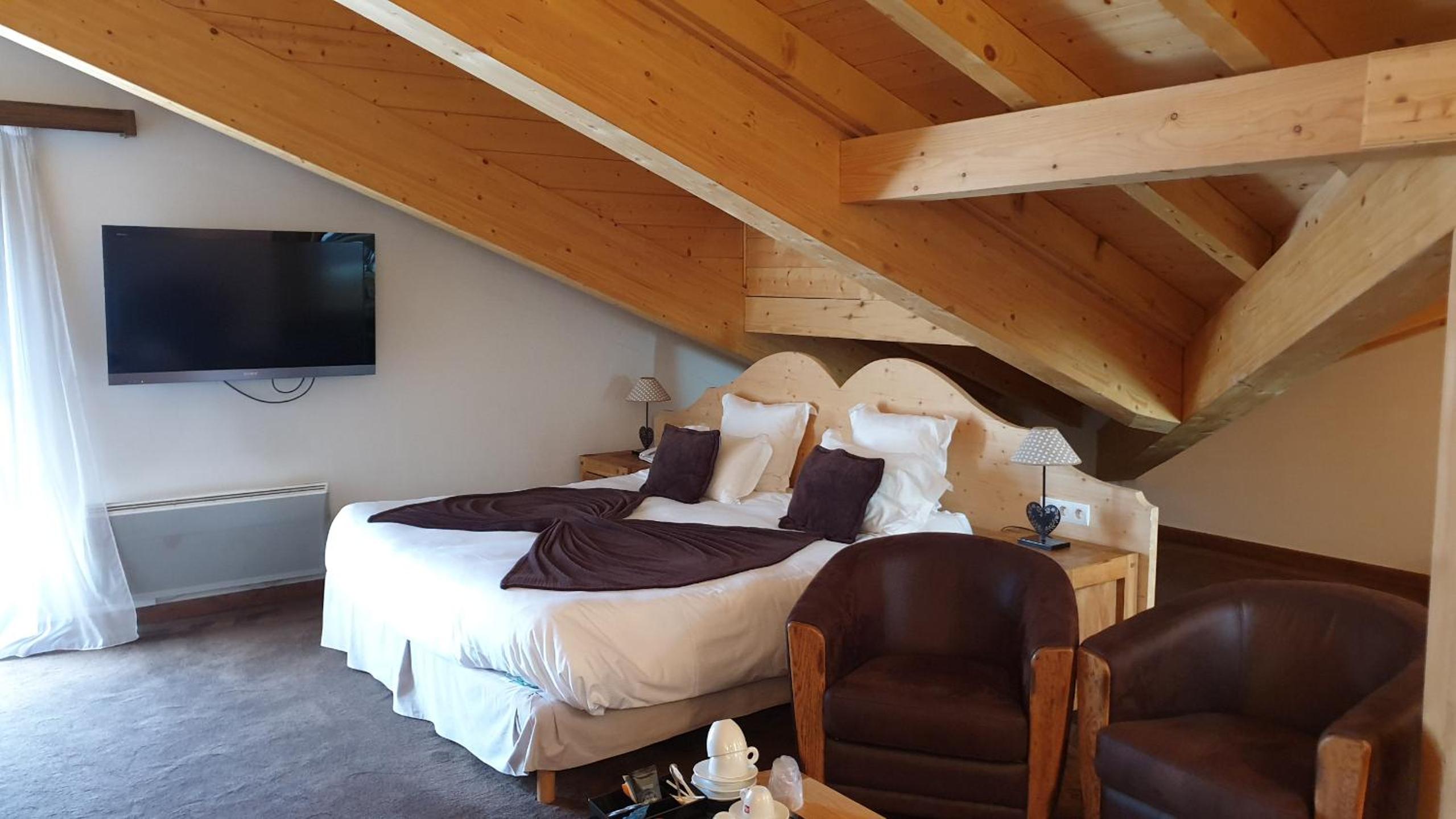 Suite - Photo 1